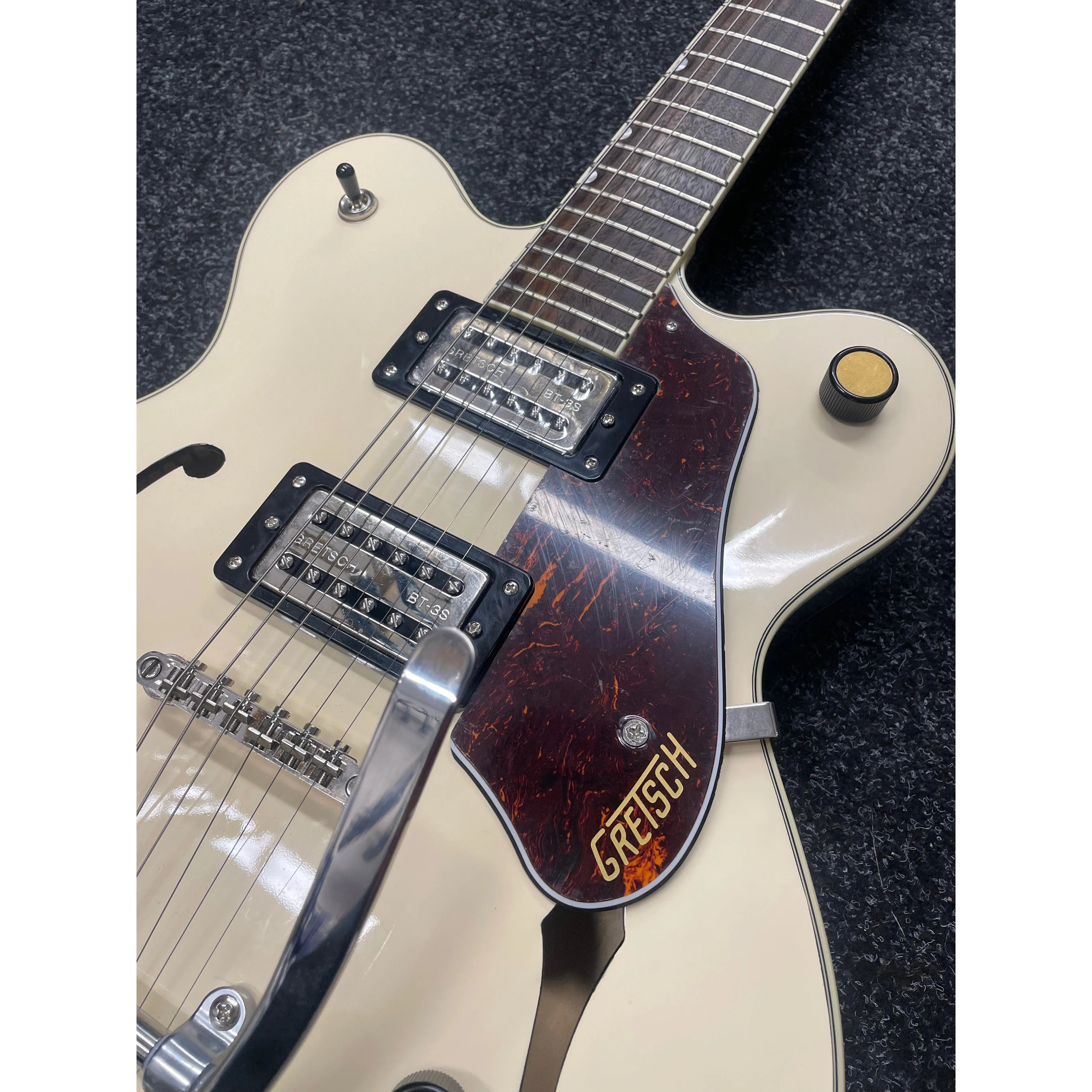 Gretsch G2622T Streamliner with Bigsby in Vintage White Pre-Owned