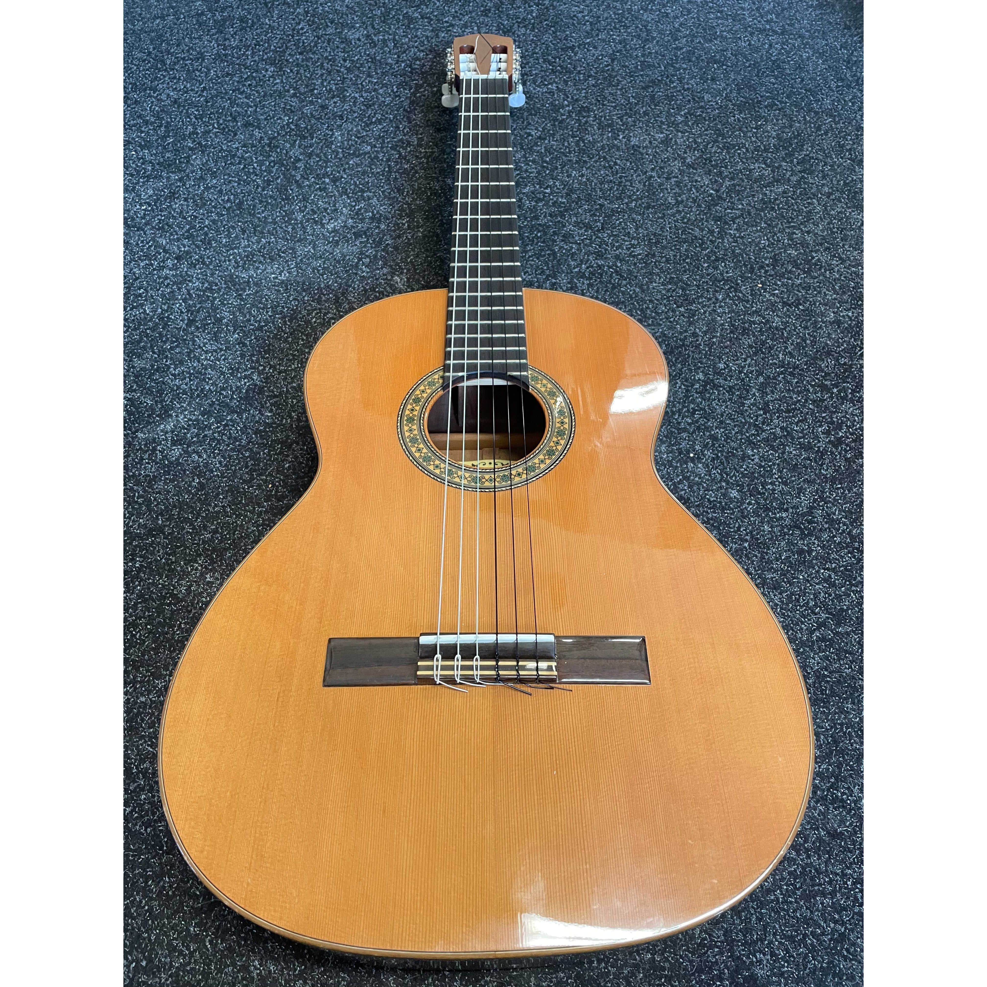 Raimundo Mod.123 Spanish Classical Flamenco Guitar in Natural with Styrofoam Case Pre-Owned