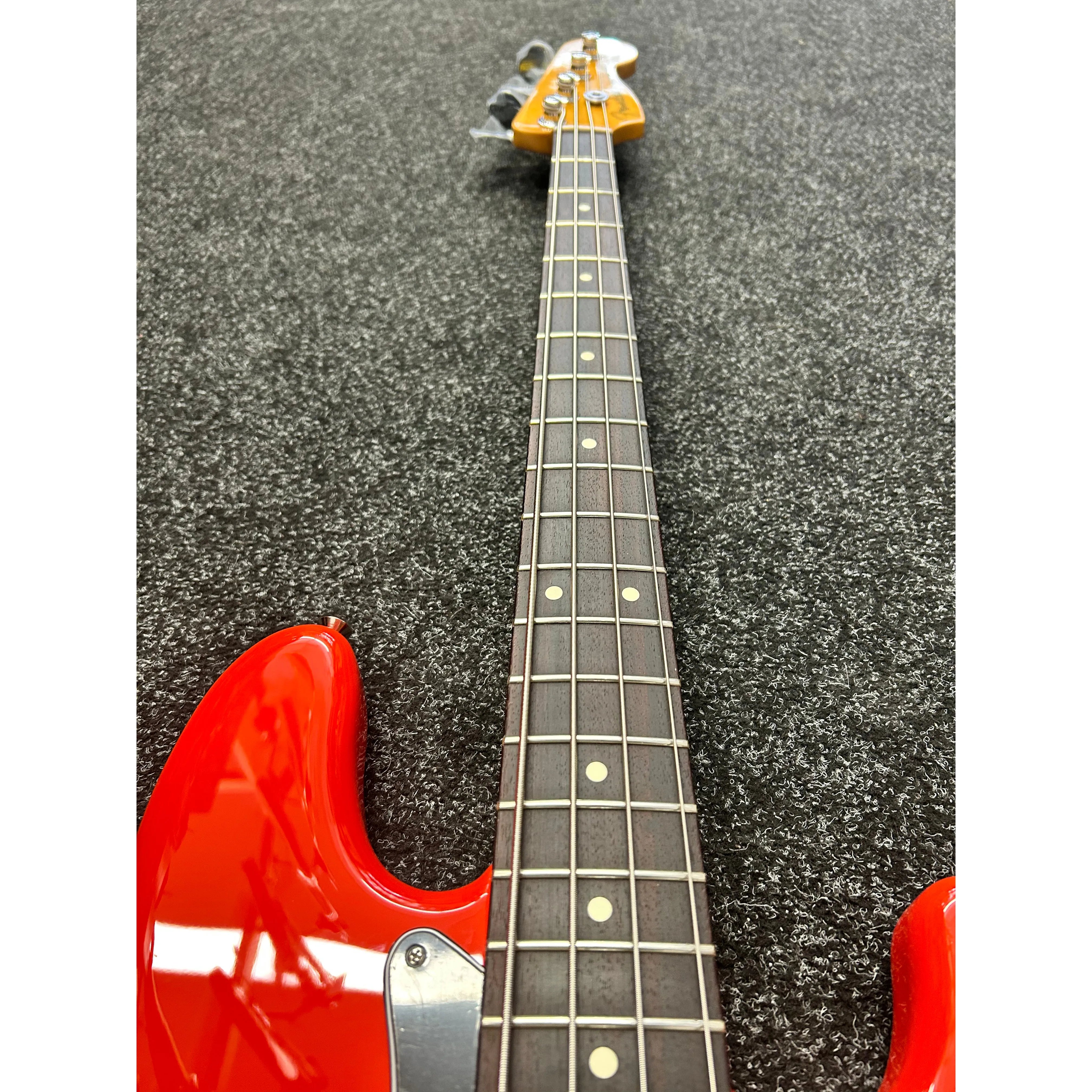 Fender Player II Precision Bass® 2024 in Coral Red - Pre-Owned