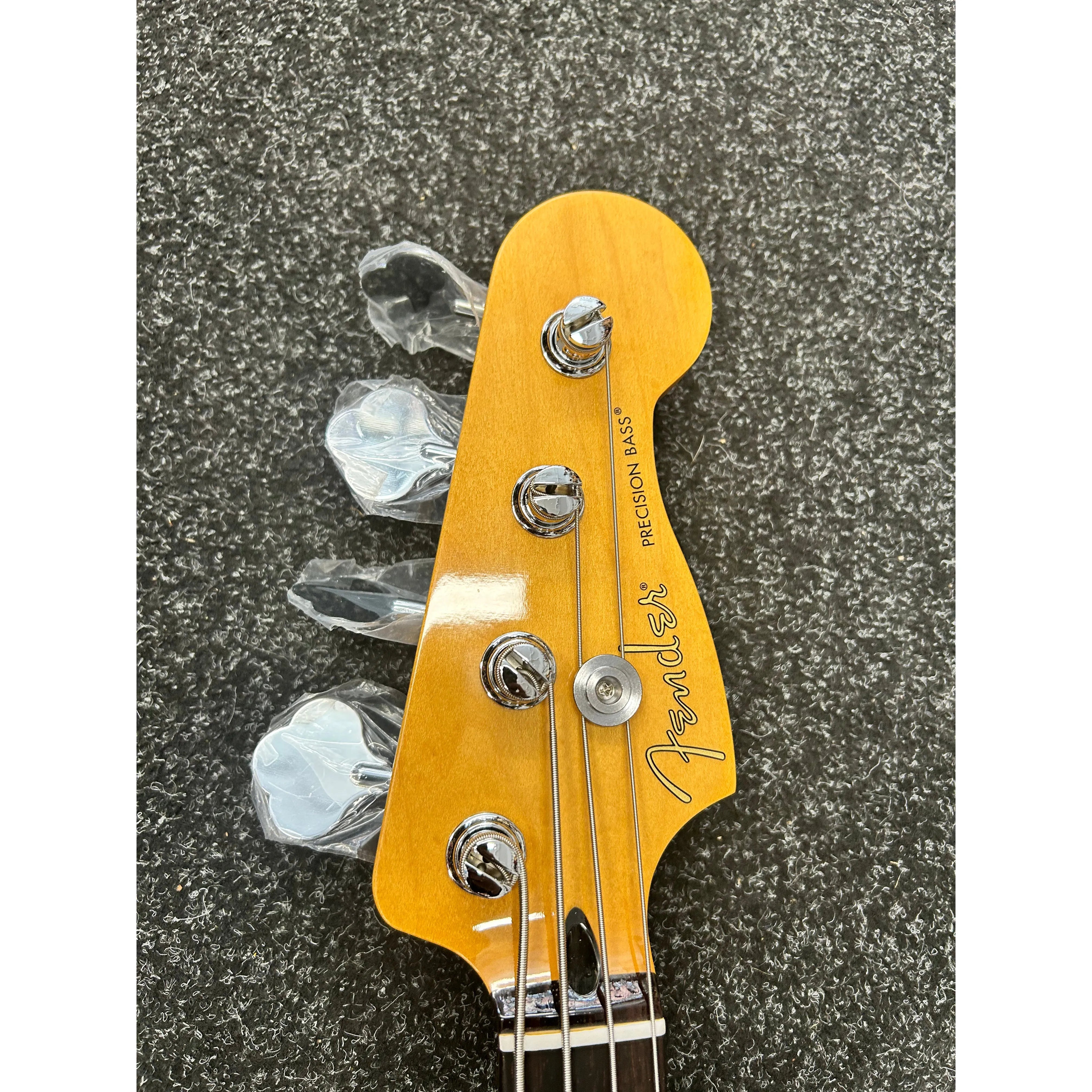 Fender Player II Precision Bass® 2024 in Coral Red - Pre-Owned