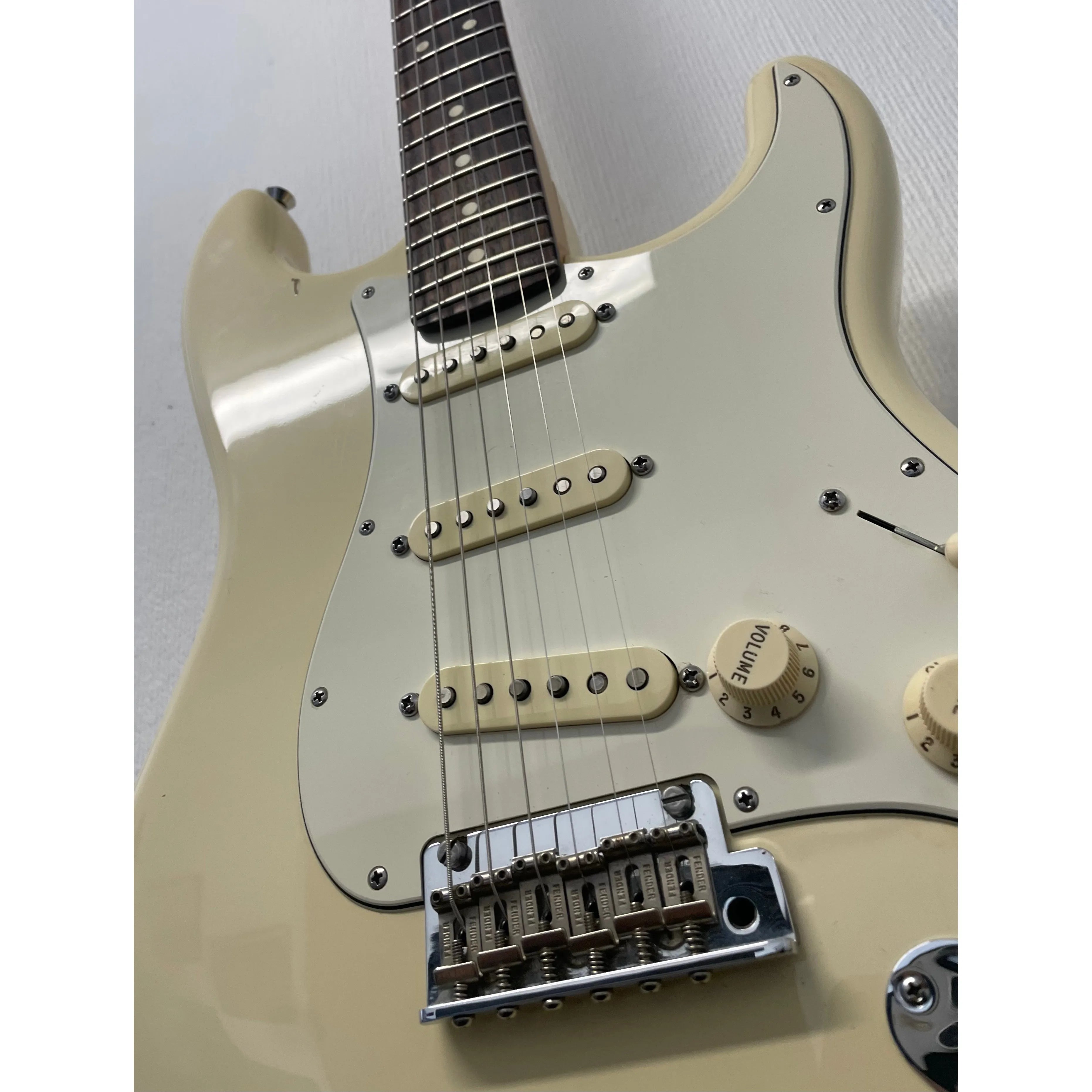 Fender American Standard Stratocaster in Olympic White with Hardcase Pre-Owned