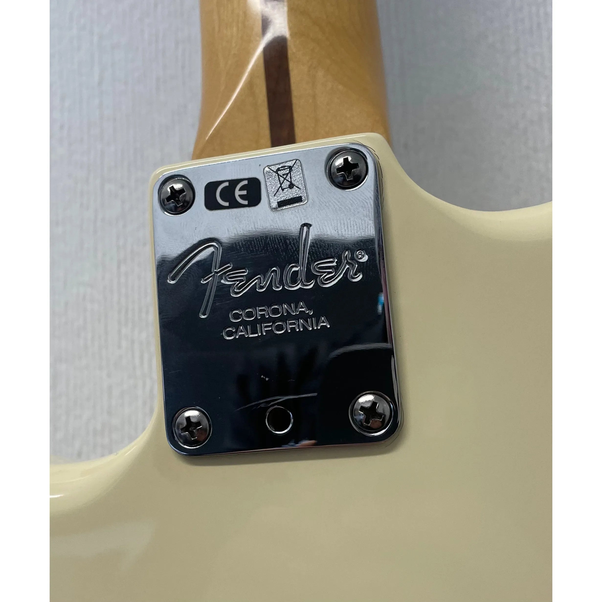 Fender American Standard Stratocaster in Olympic White with Hardcase Pre-Owned