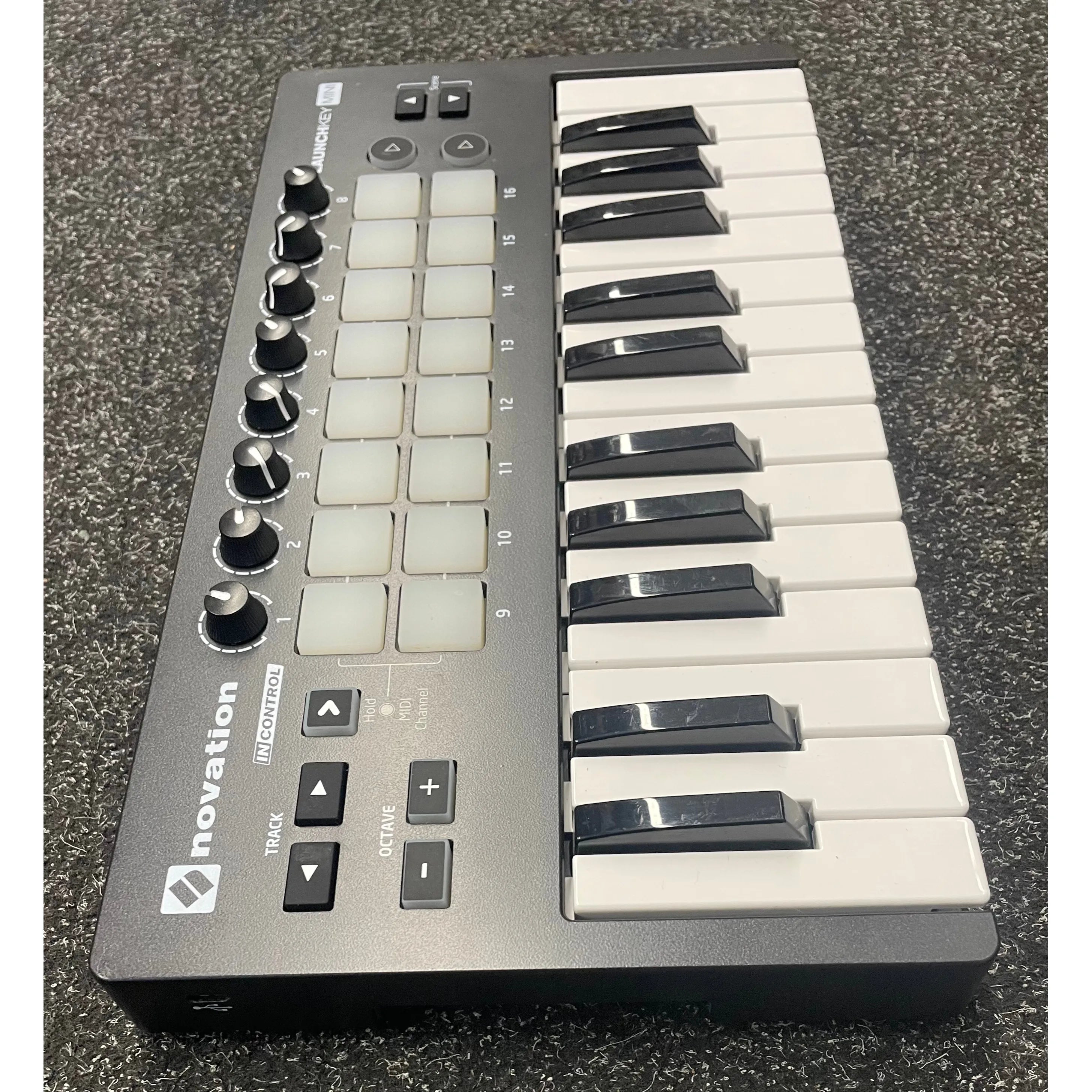 Novation LAUNCHKEY-MINI-MK2 25-Key USB MIDI Controller Pre-Owned