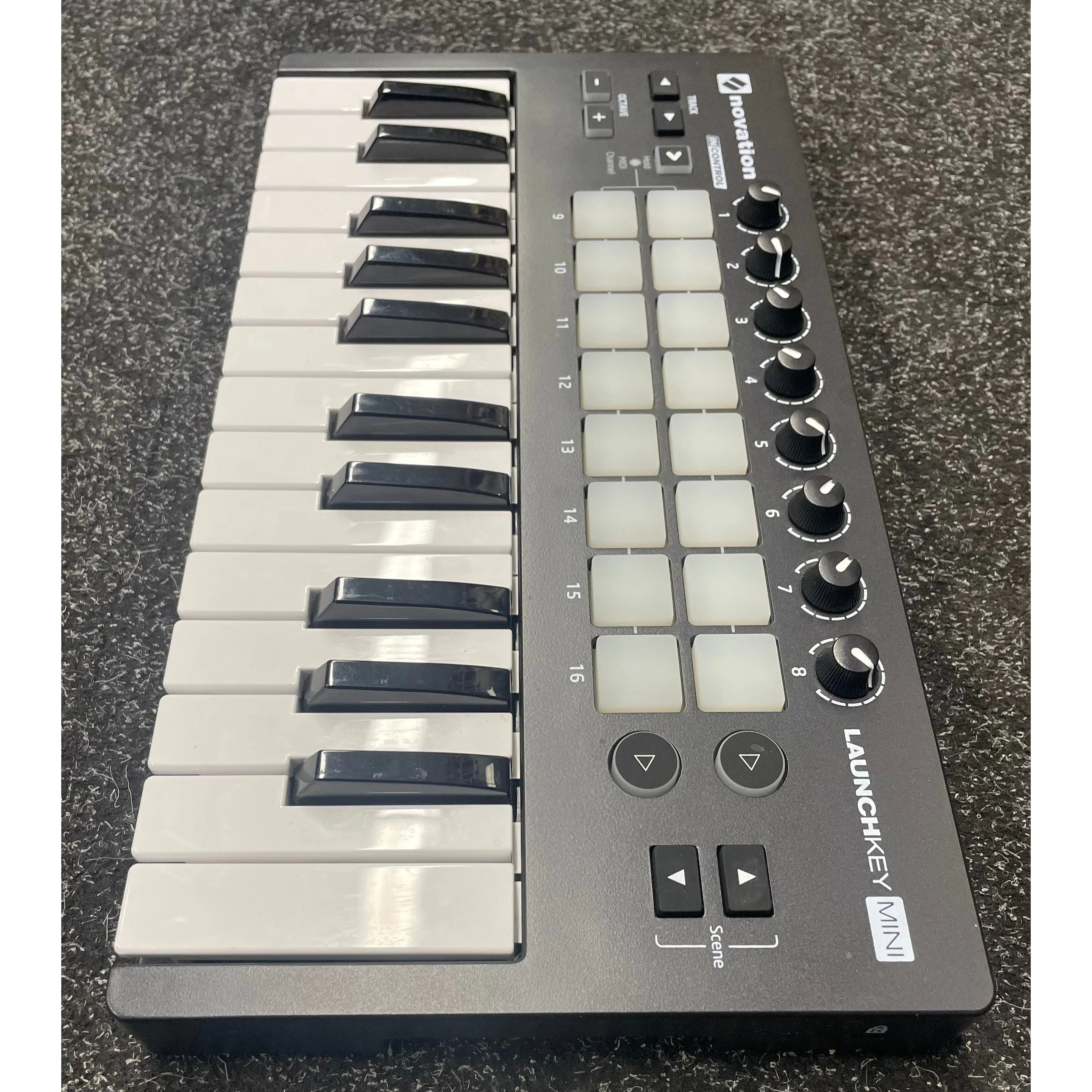Novation LAUNCHKEY-MINI-MK2 25-Key USB MIDI Controller Pre-Owned