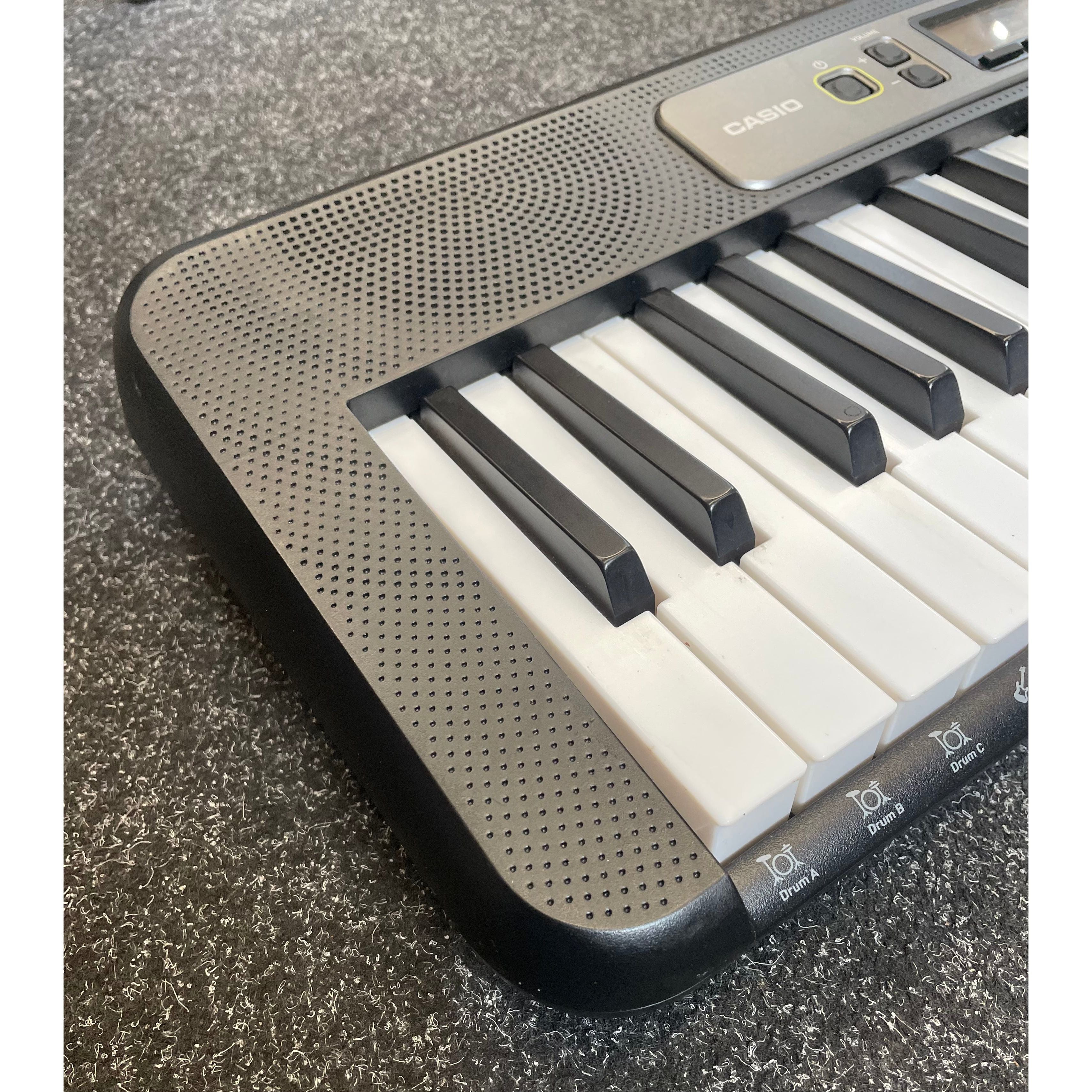 Casio LK-S250 61-Key Portable Keyboard Pre-Owned