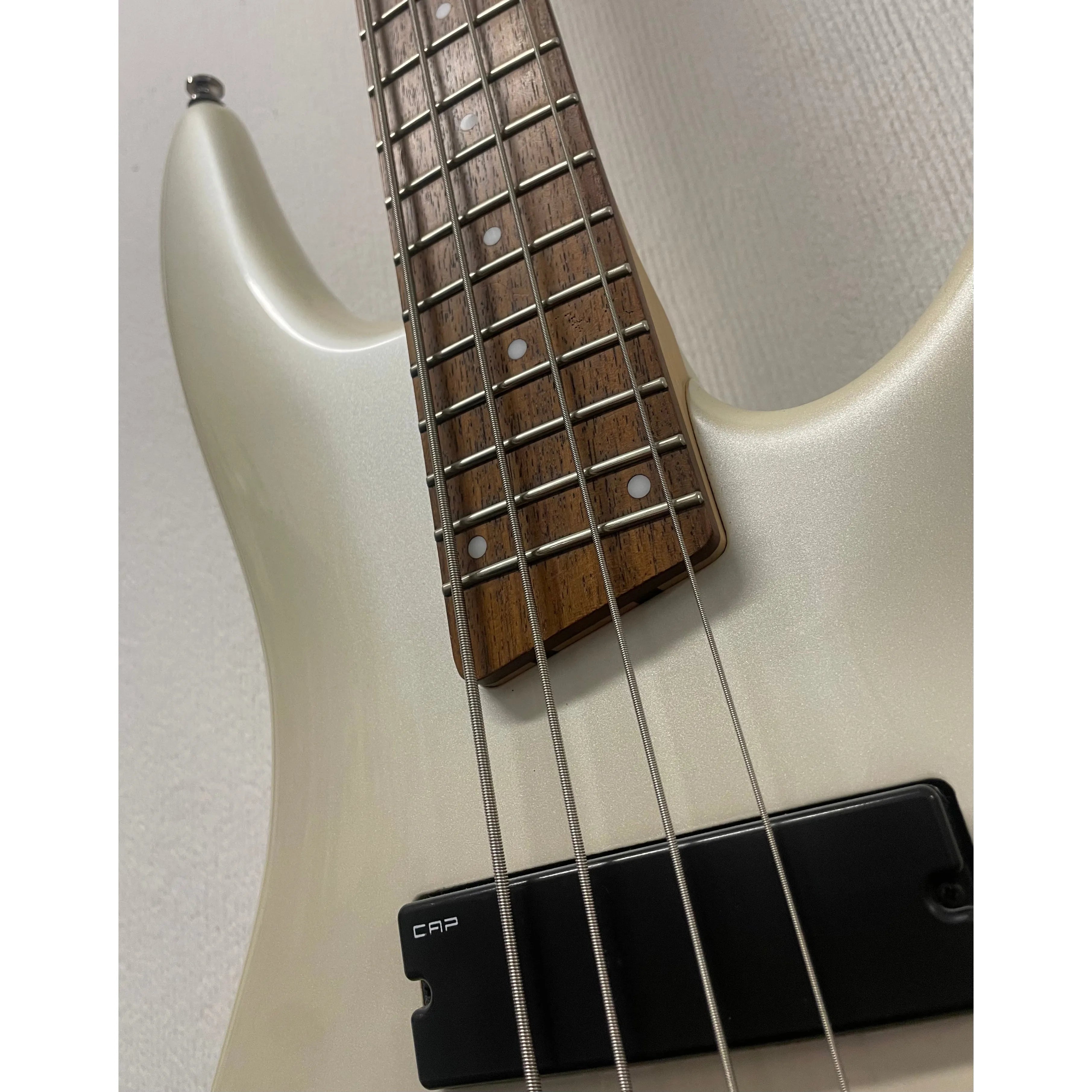 Ibanez SR300E Active Bass Guitar in Pearl White Pre-Owned