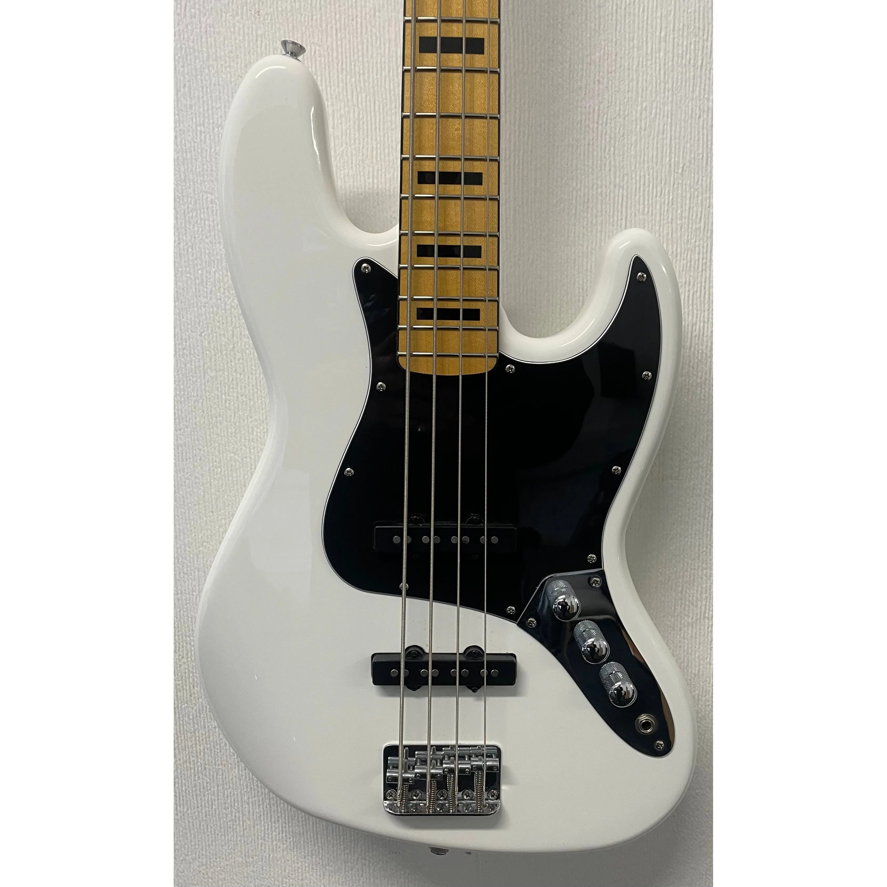 Squier Vintage Modified Jazz Bass '70s in Olympic White with Hardcase and Extras Pre-Owned