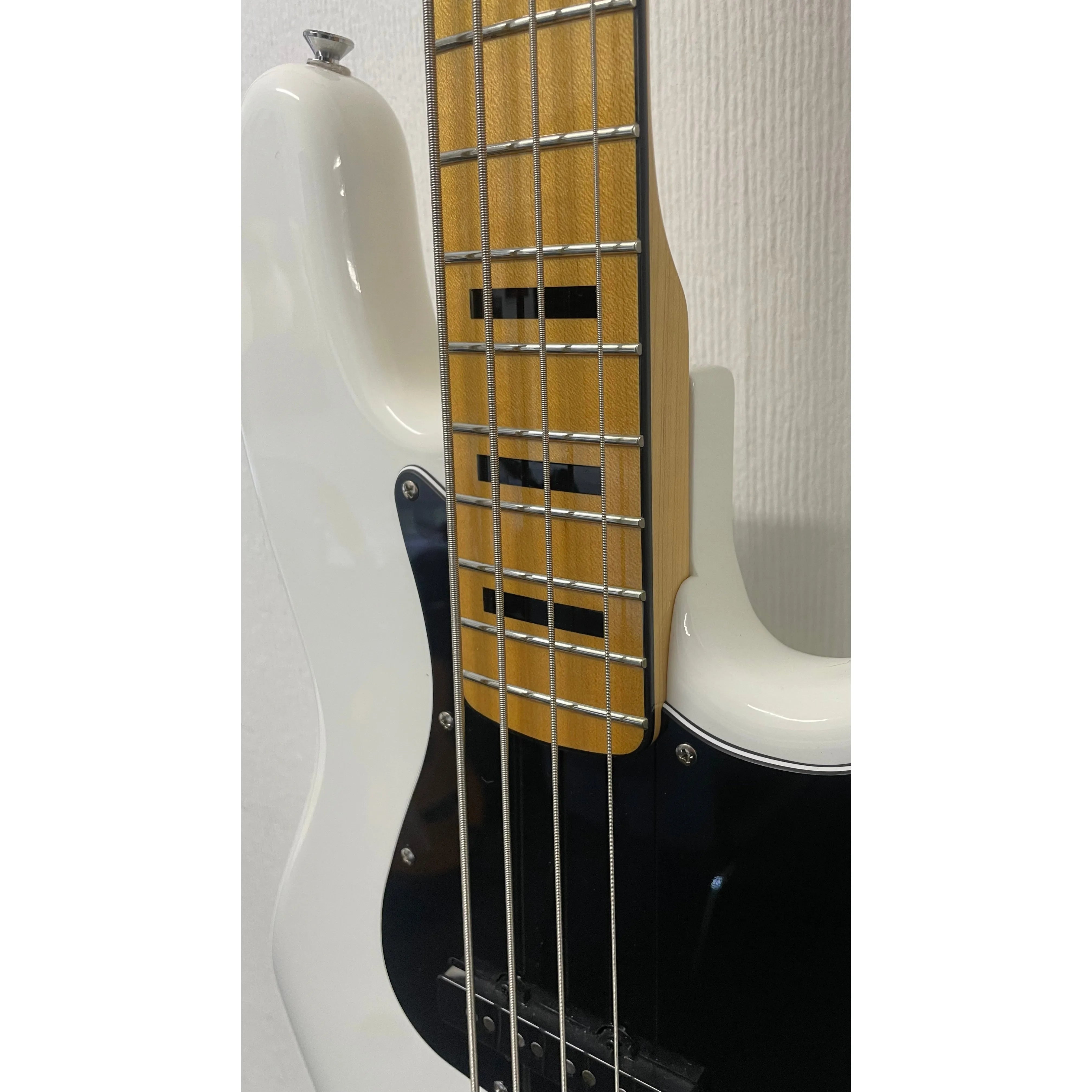 Squier Vintage Modified Jazz Bass '70s in Olympic White with Hardcase and Extras Pre-Owned