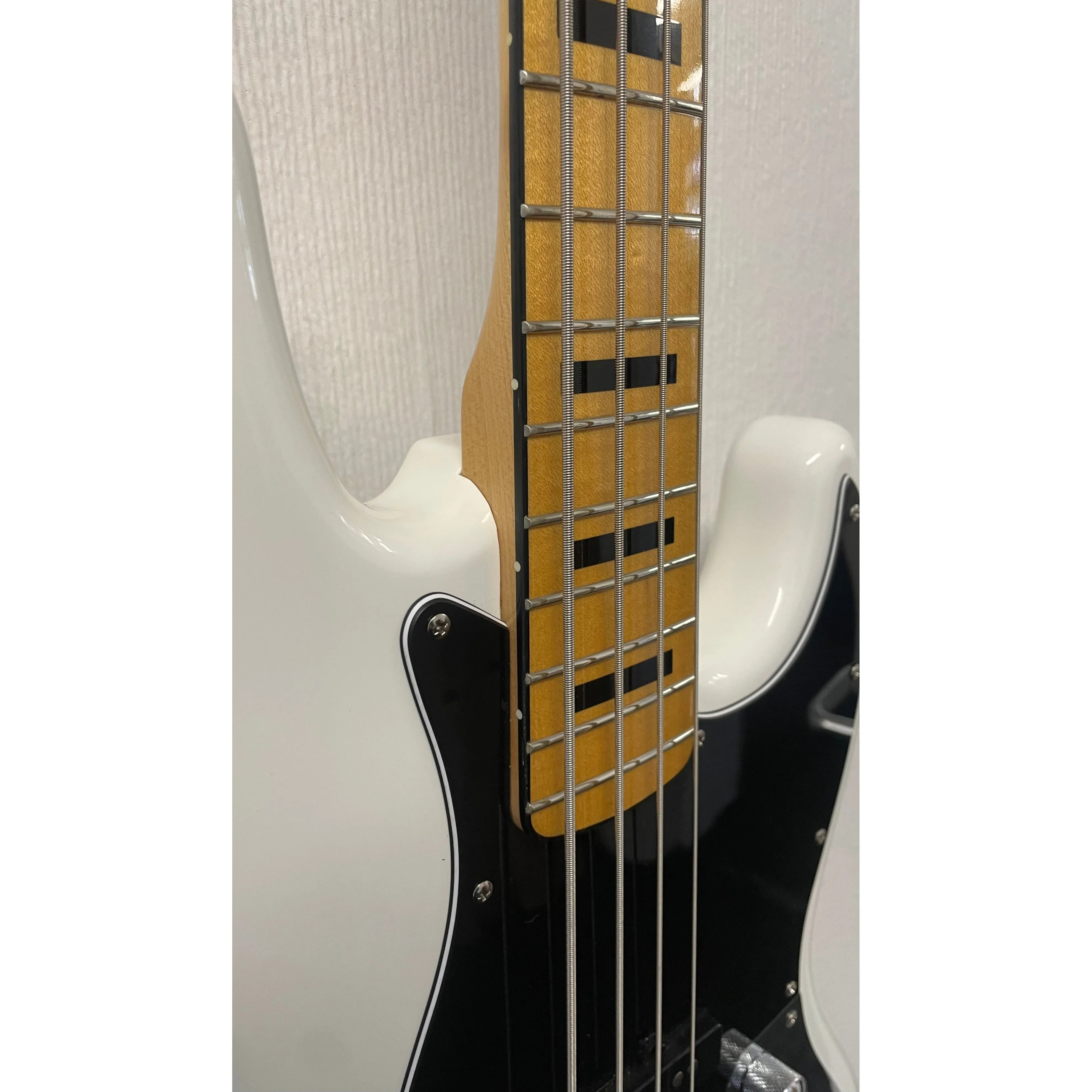 Squier Vintage Modified Jazz Bass '70s in Olympic White with Hardcase and Extras Pre-Owned
