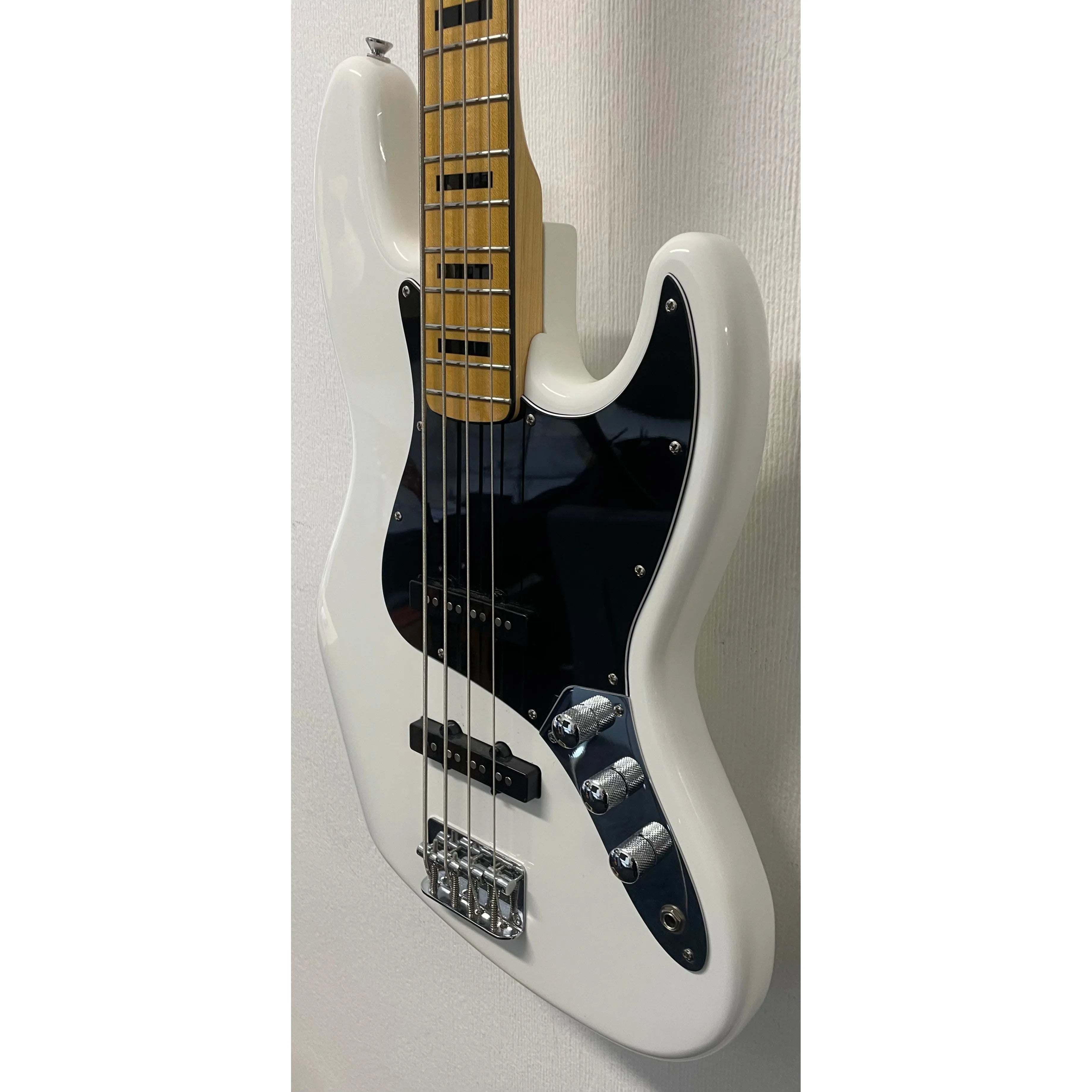 Squier Vintage Modified Jazz Bass '70s in Olympic White with Hardcase and Extras Pre-Owned