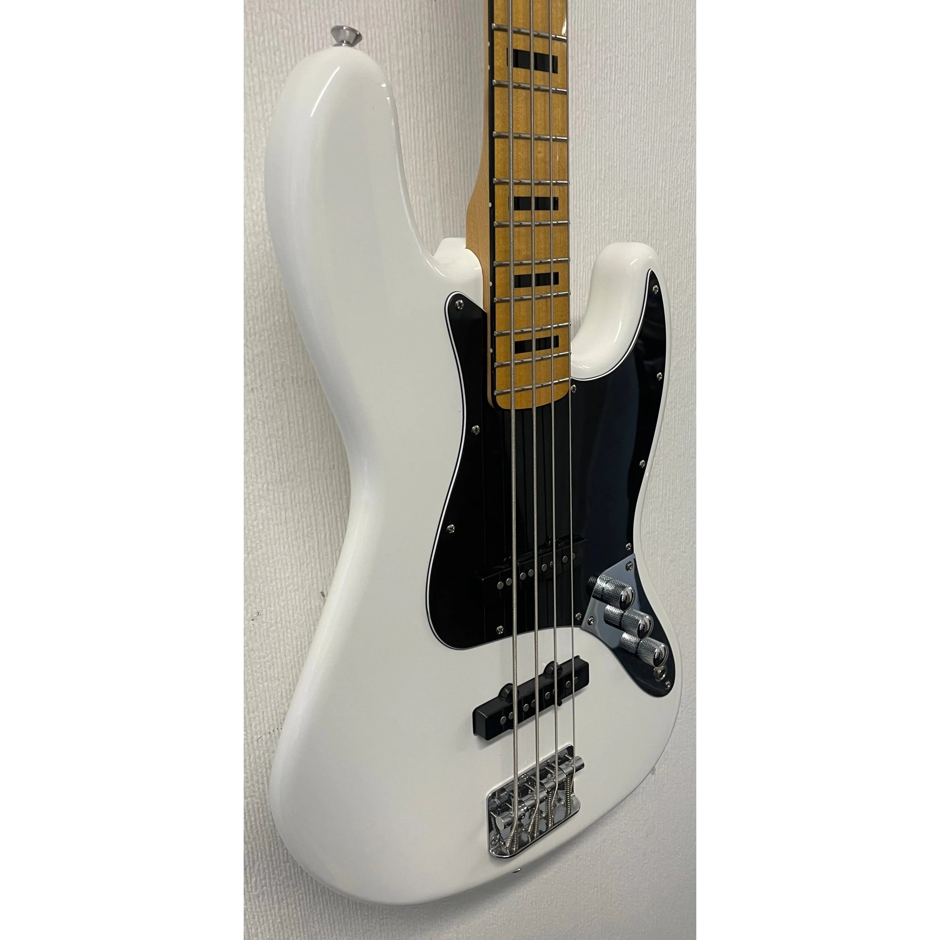 Squier Vintage Modified Jazz Bass '70s in Olympic White with Hardcase and Extras Pre-Owned