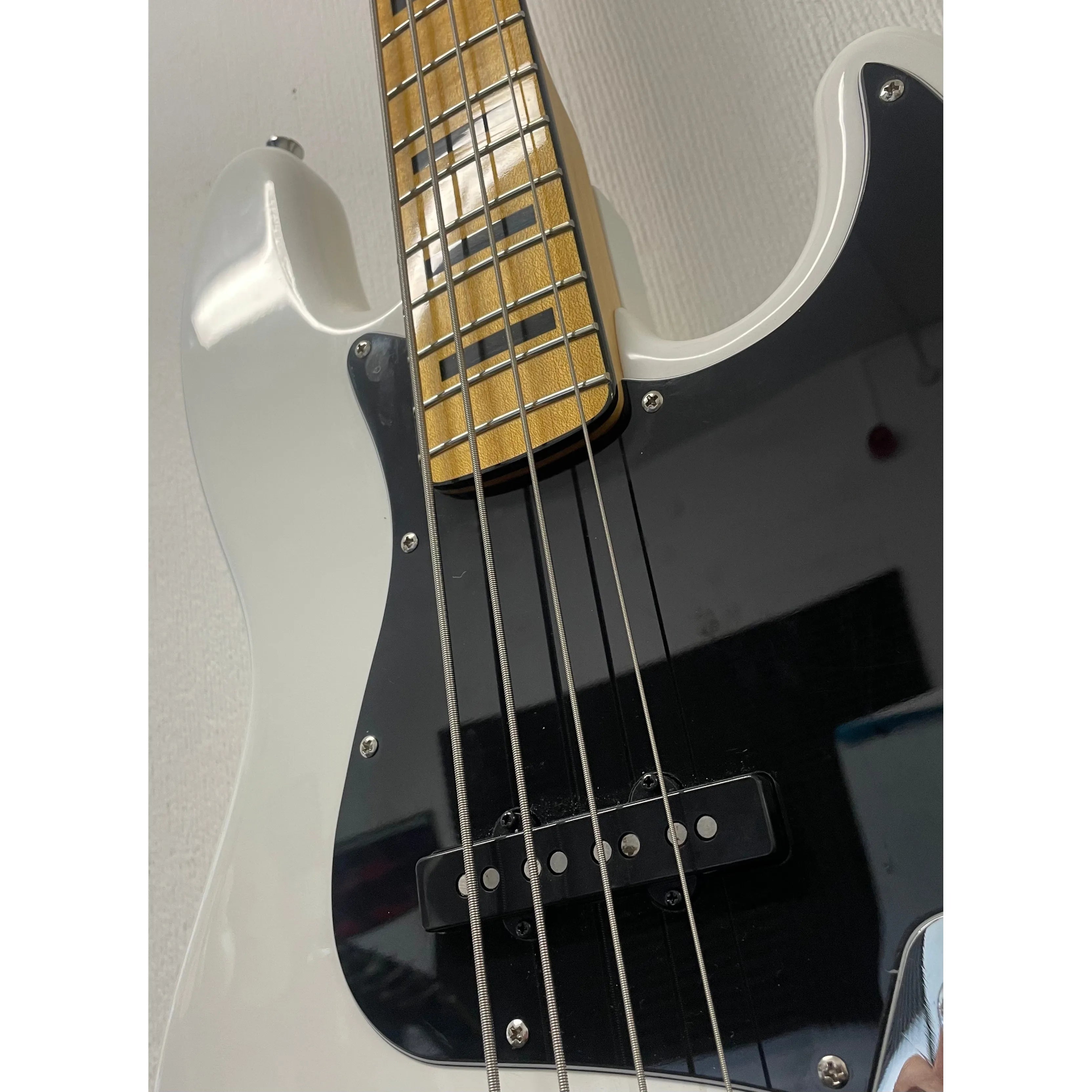 Squier Vintage Modified Jazz Bass '70s in Olympic White with Hardcase and Extras Pre-Owned