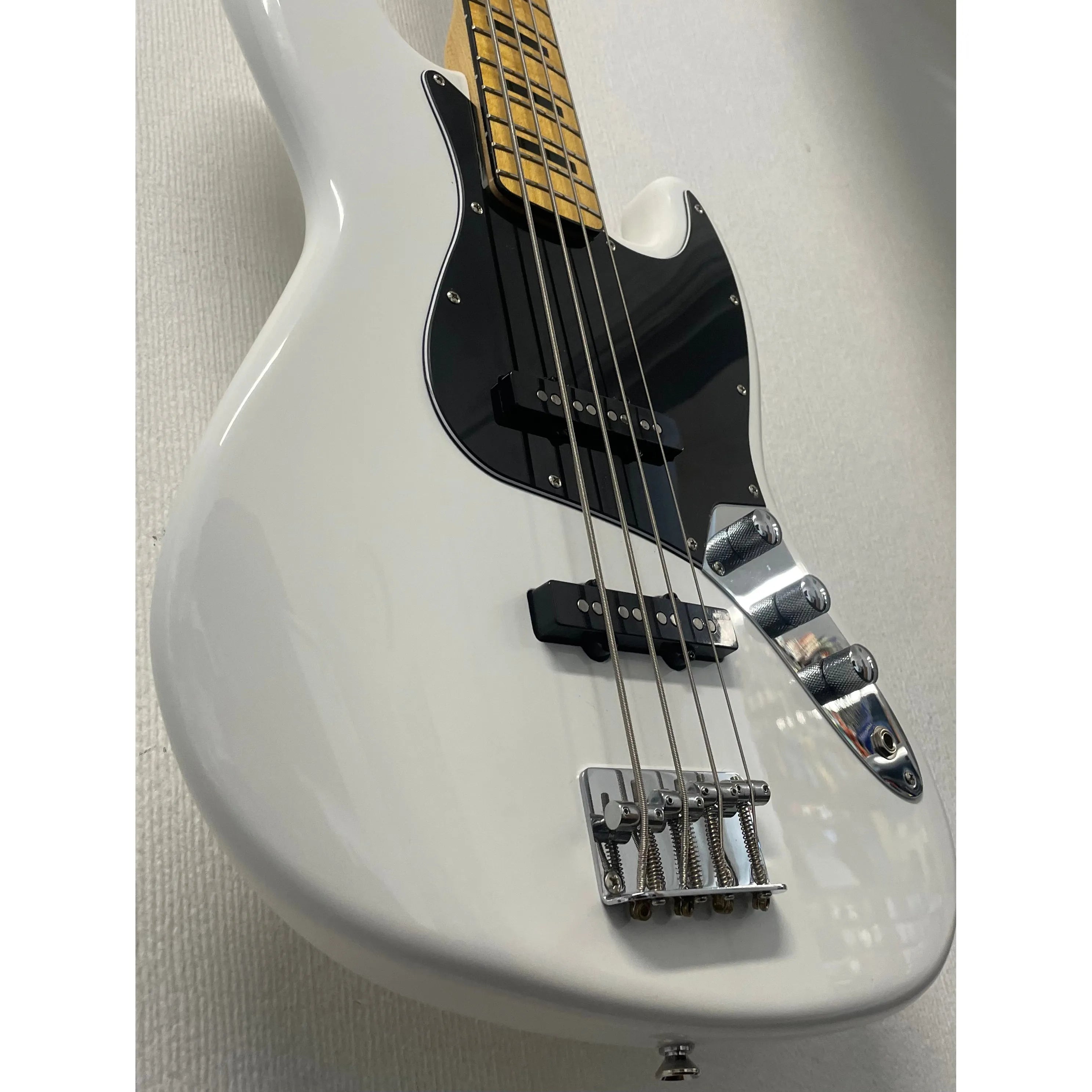 Squier Vintage Modified Jazz Bass '70s in Olympic White with Hardcase and Extras Pre-Owned