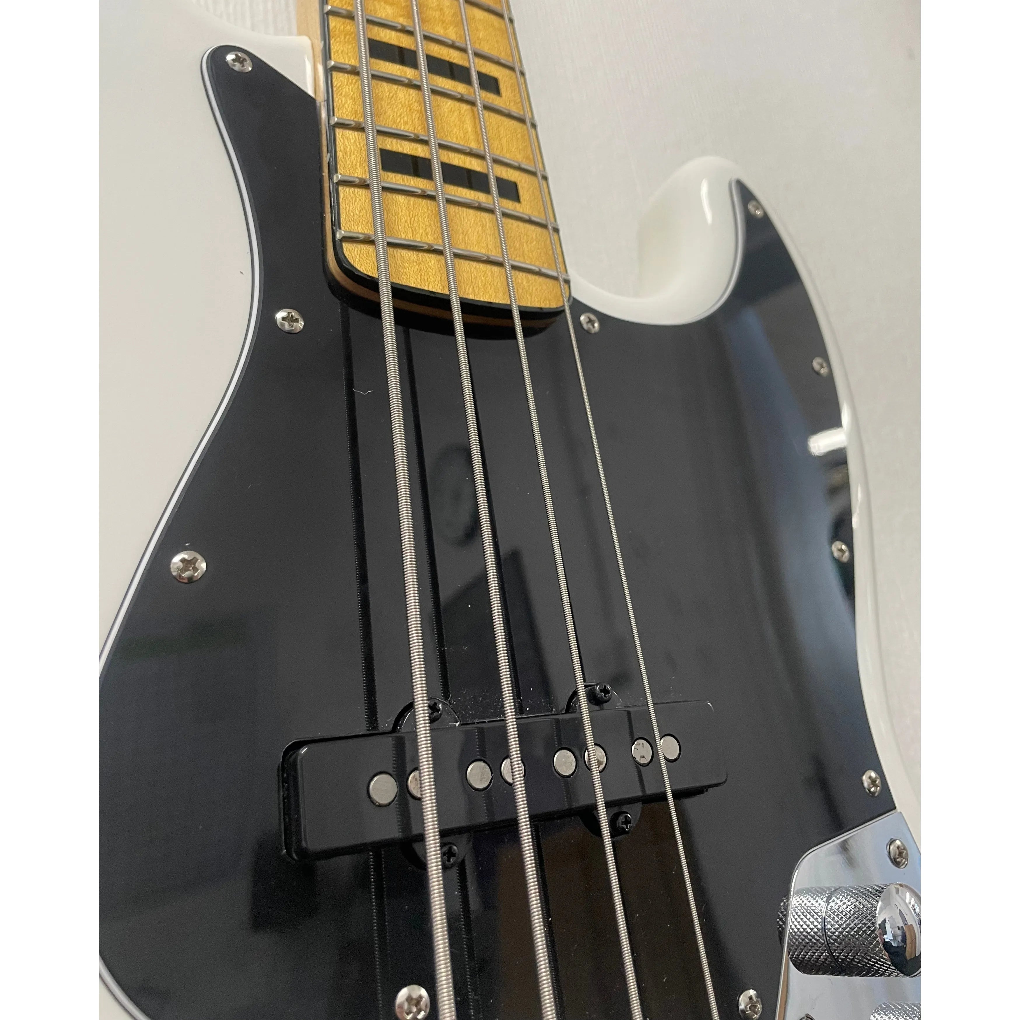 Squier Vintage Modified Jazz Bass '70s in Olympic White with Hardcase and Extras Pre-Owned