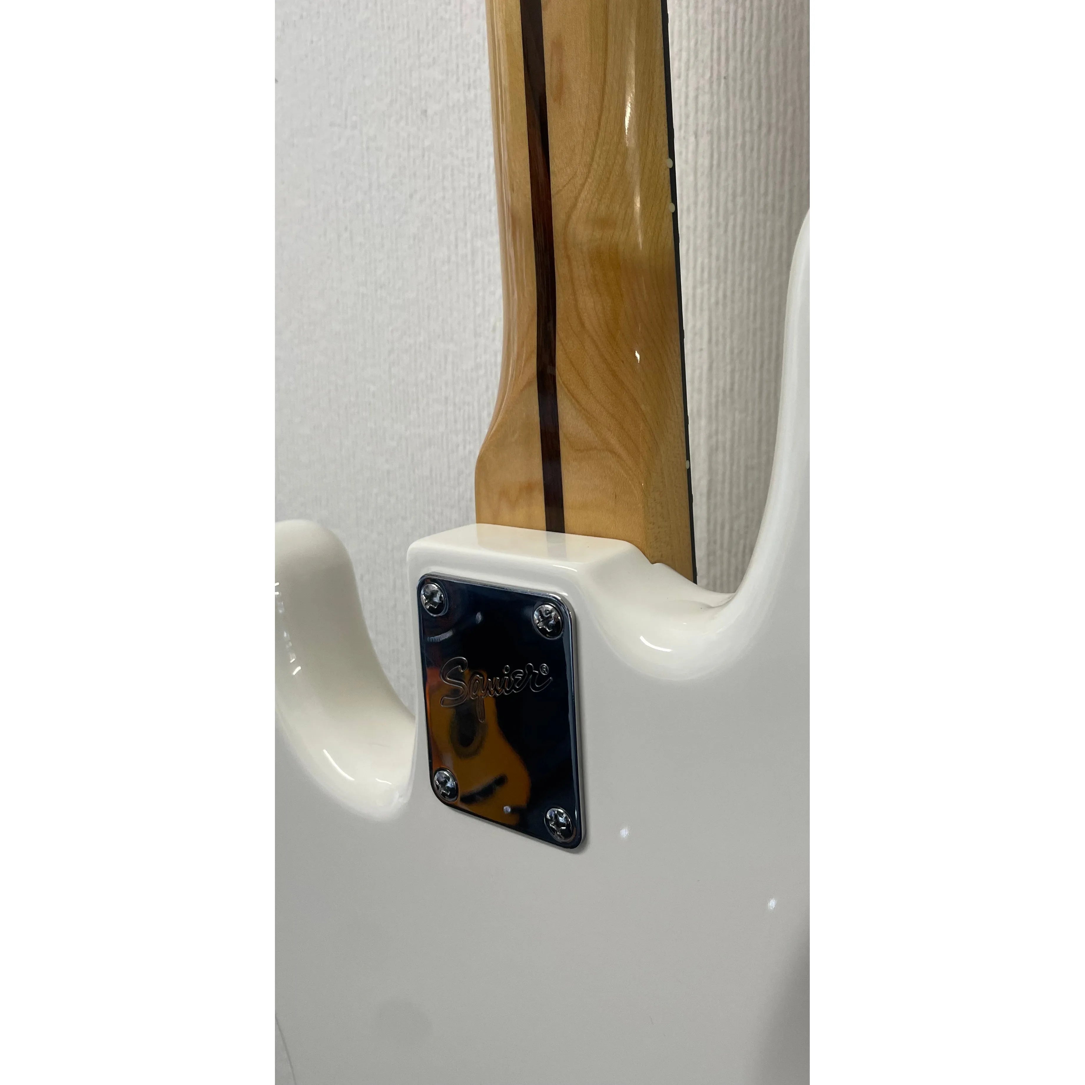 Squier Vintage Modified Jazz Bass '70s in Olympic White with Hardcase and Extras Pre-Owned