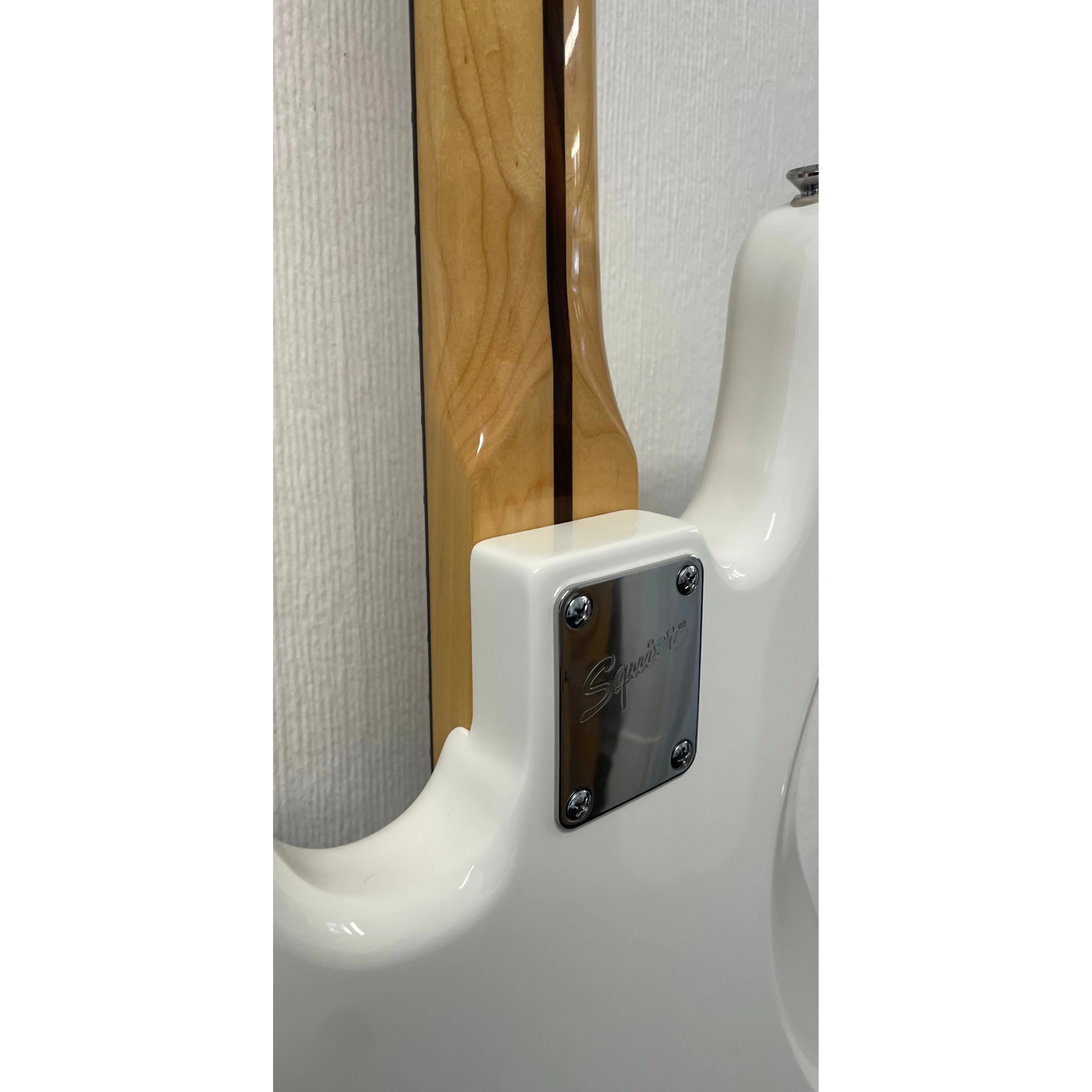 Squier Vintage Modified Jazz Bass '70s in Olympic White with Hardcase and Extras Pre-Owned