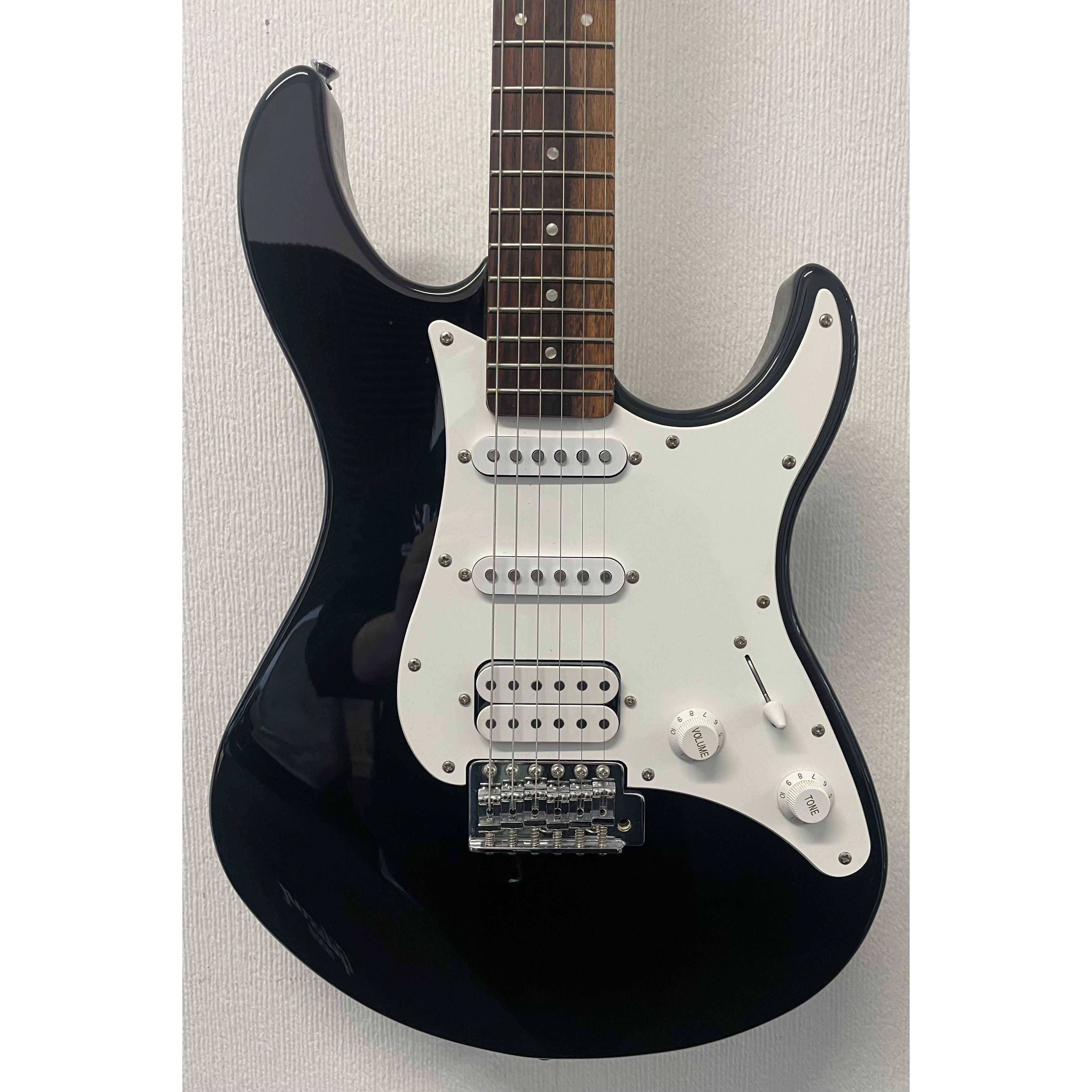 Yamaha EG 121C Stratocaster Style Electric Guitar in Gloss Black Pre-Owned