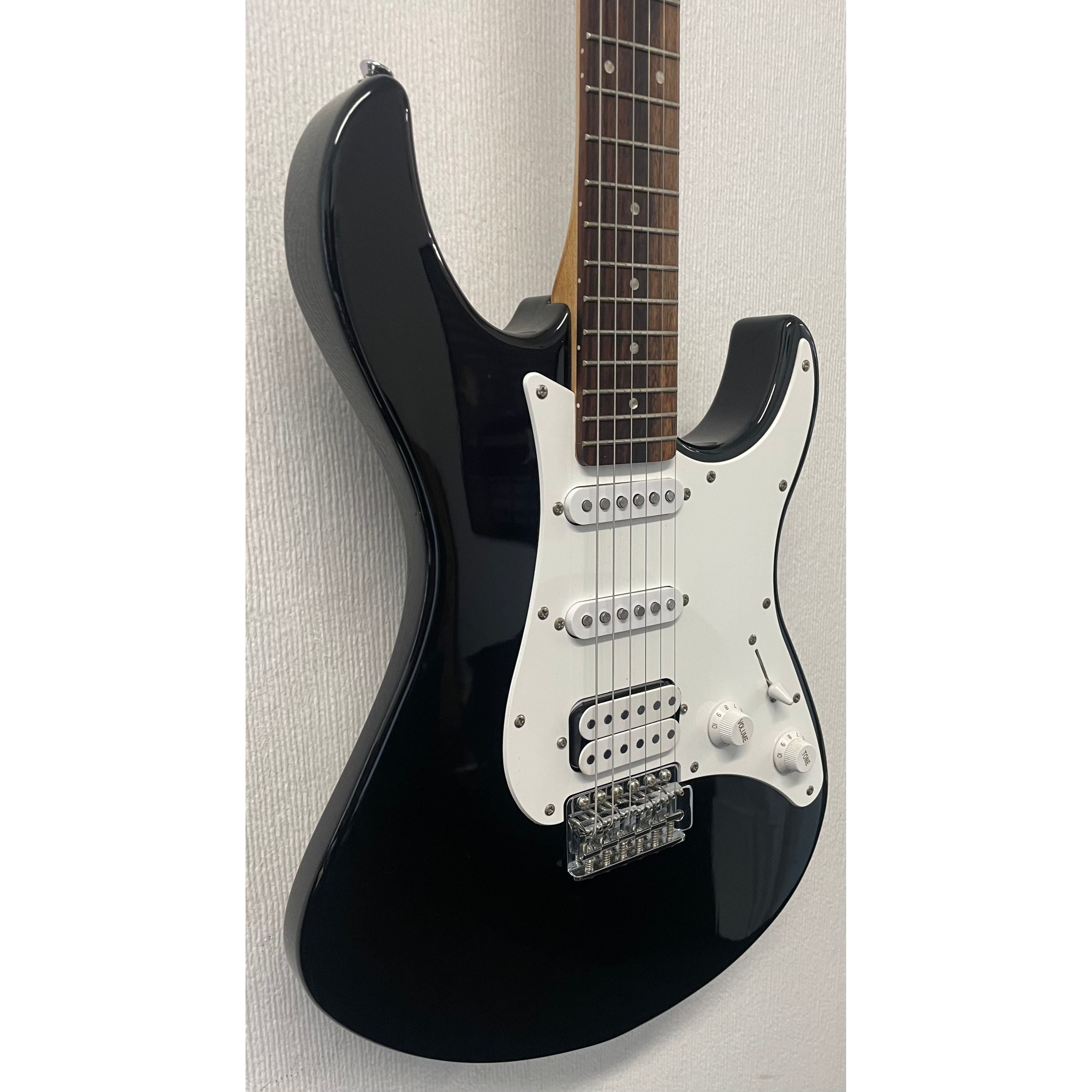 Yamaha EG 121C Stratocaster Style Electric Guitar in Gloss Black Pre-Owned