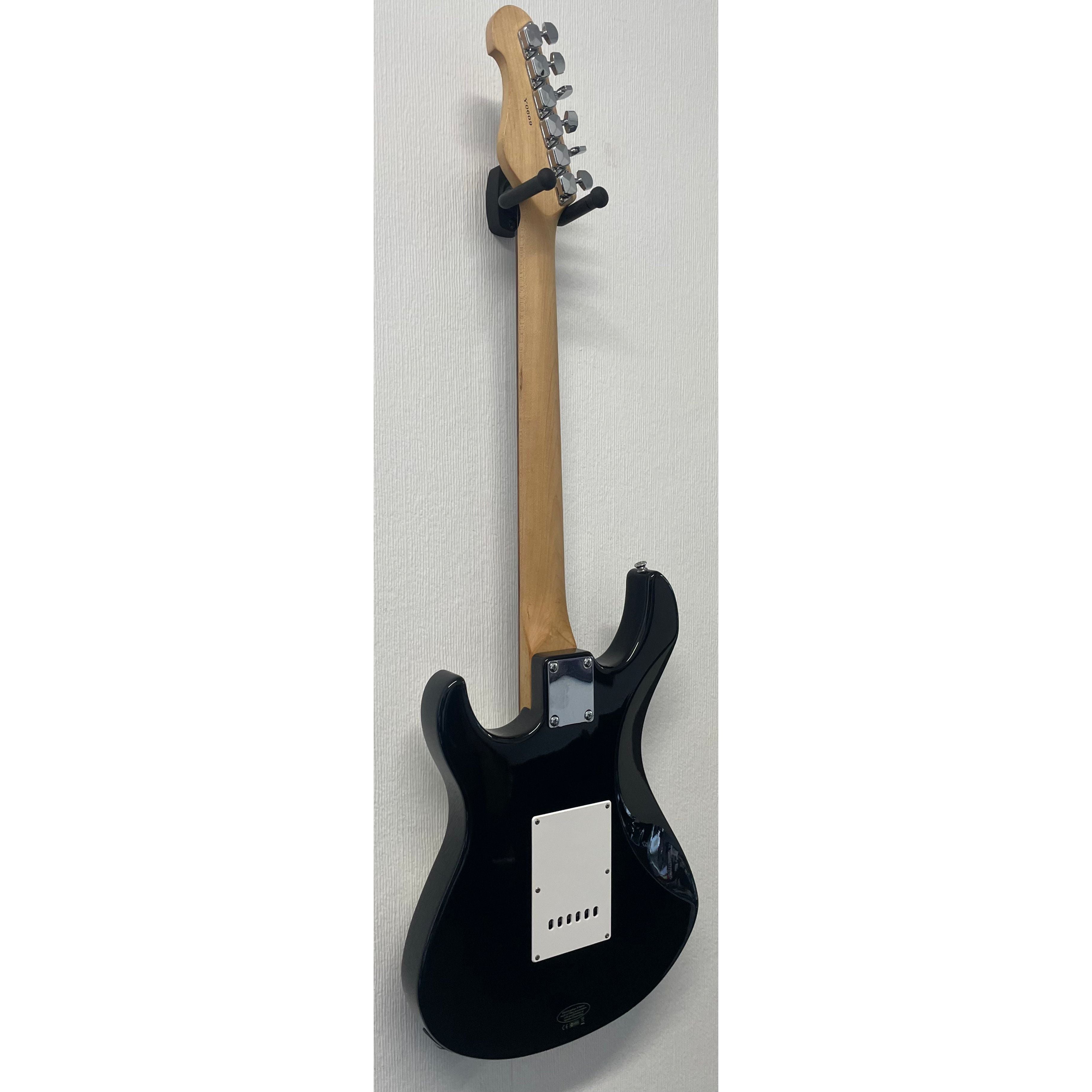 Yamaha EG 121C Stratocaster Style Electric Guitar in Gloss Black Pre-Owned