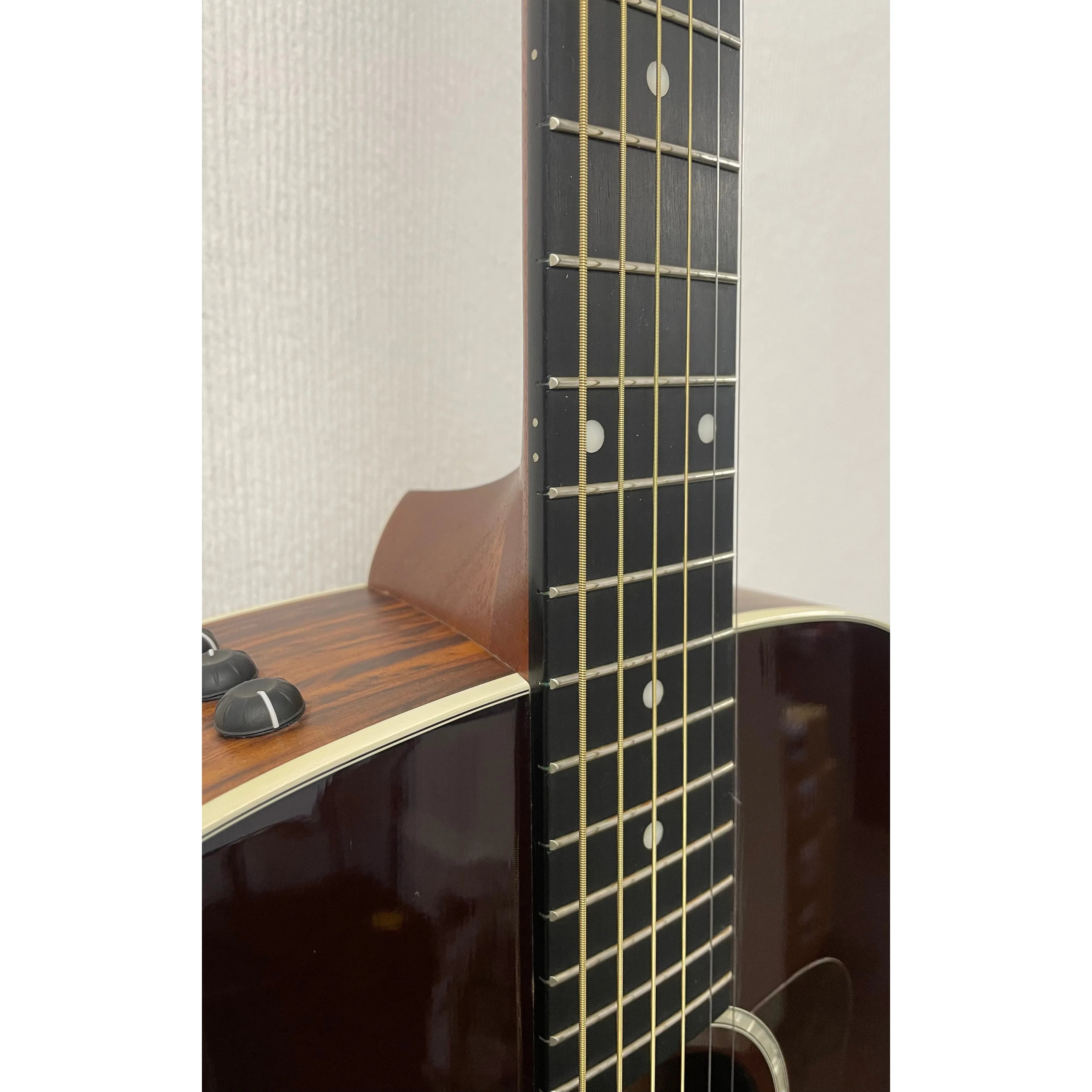 Taylor 210e-SB Deluxe Dreadnought Electro Acoustic in Sunburst with Original Gigbag Pre-Owned