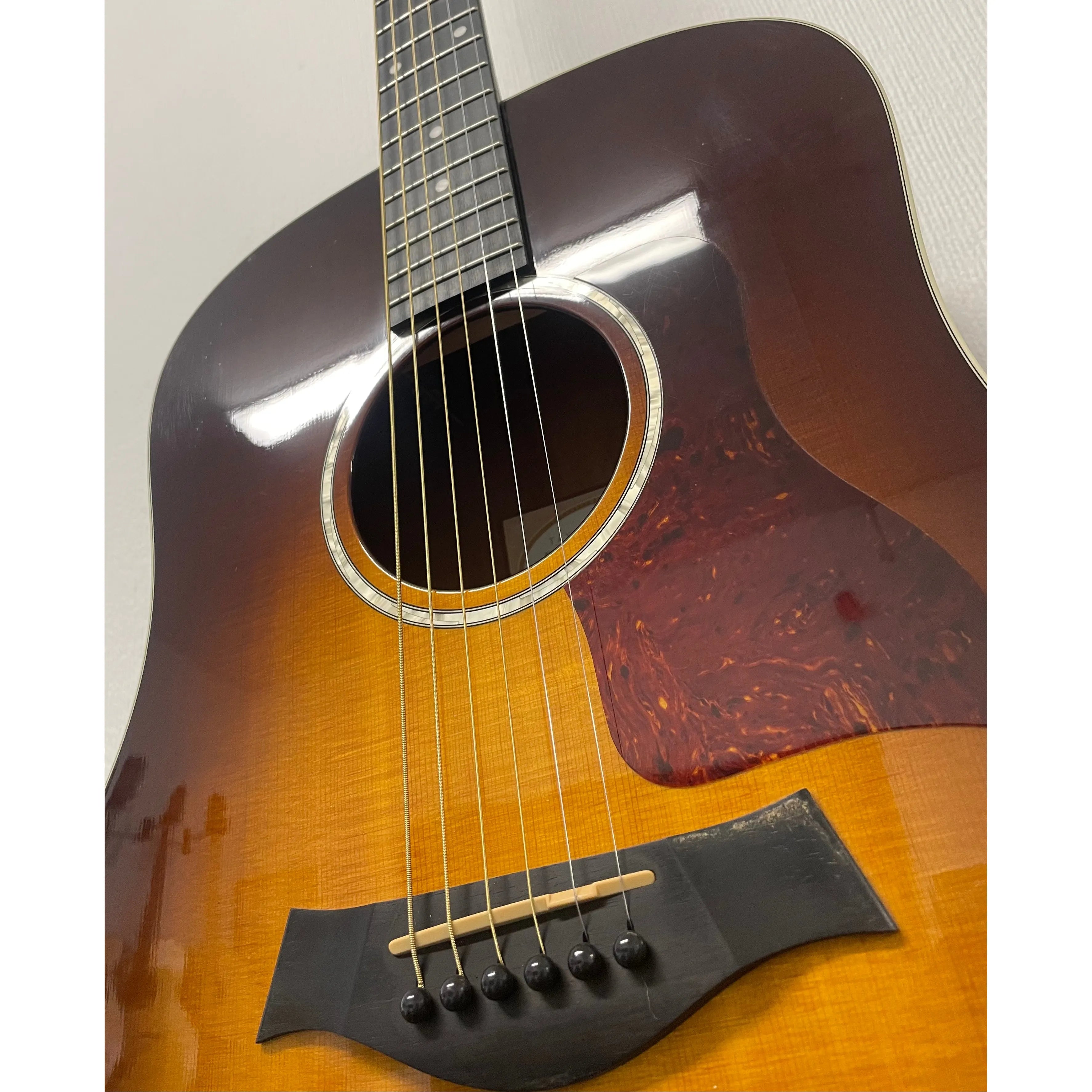 Taylor 210e-SB Deluxe Dreadnought Electro Acoustic in Sunburst with Original Gigbag Pre-Owned