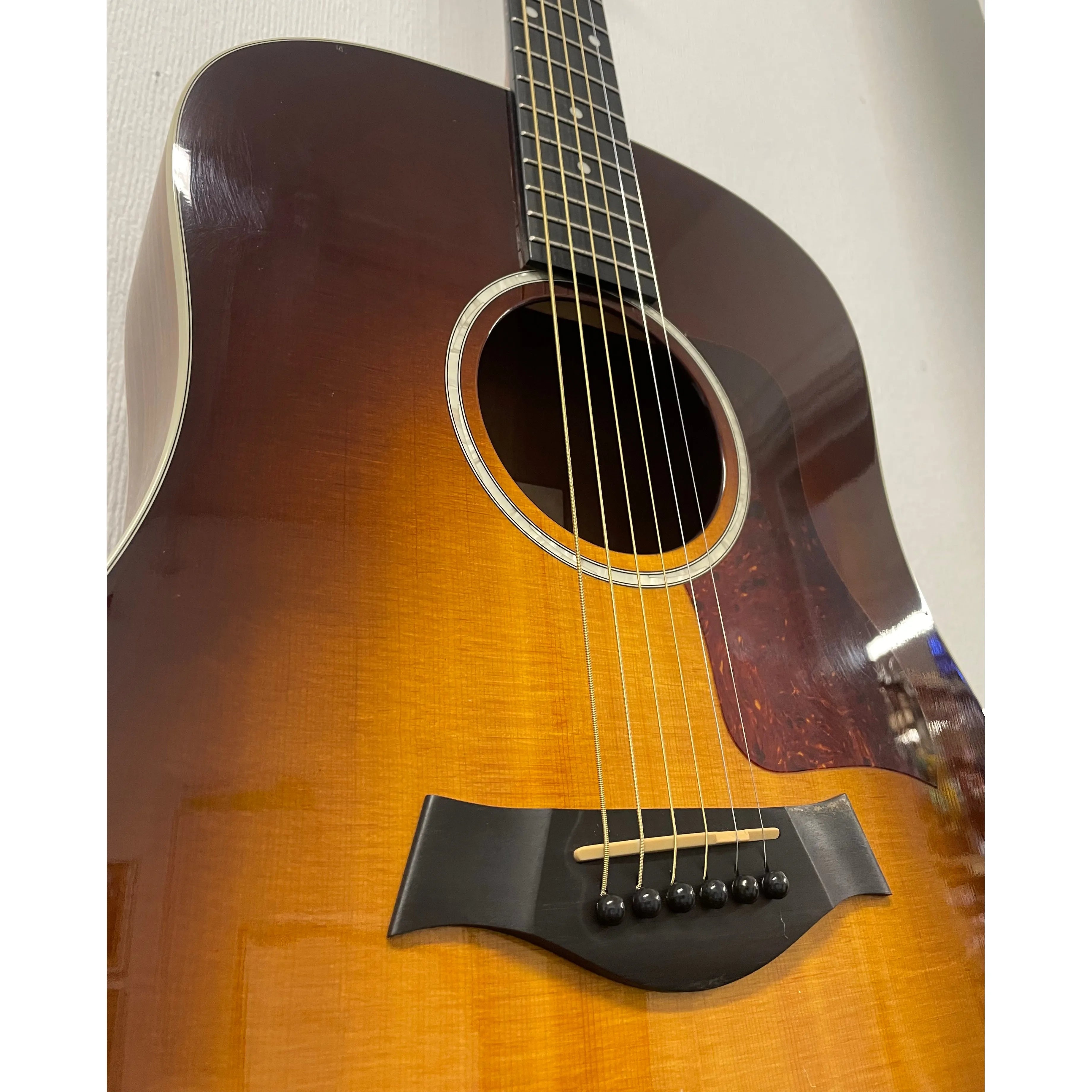 Taylor 210e-SB Deluxe Dreadnought Electro Acoustic in Sunburst with Original Gigbag Pre-Owned