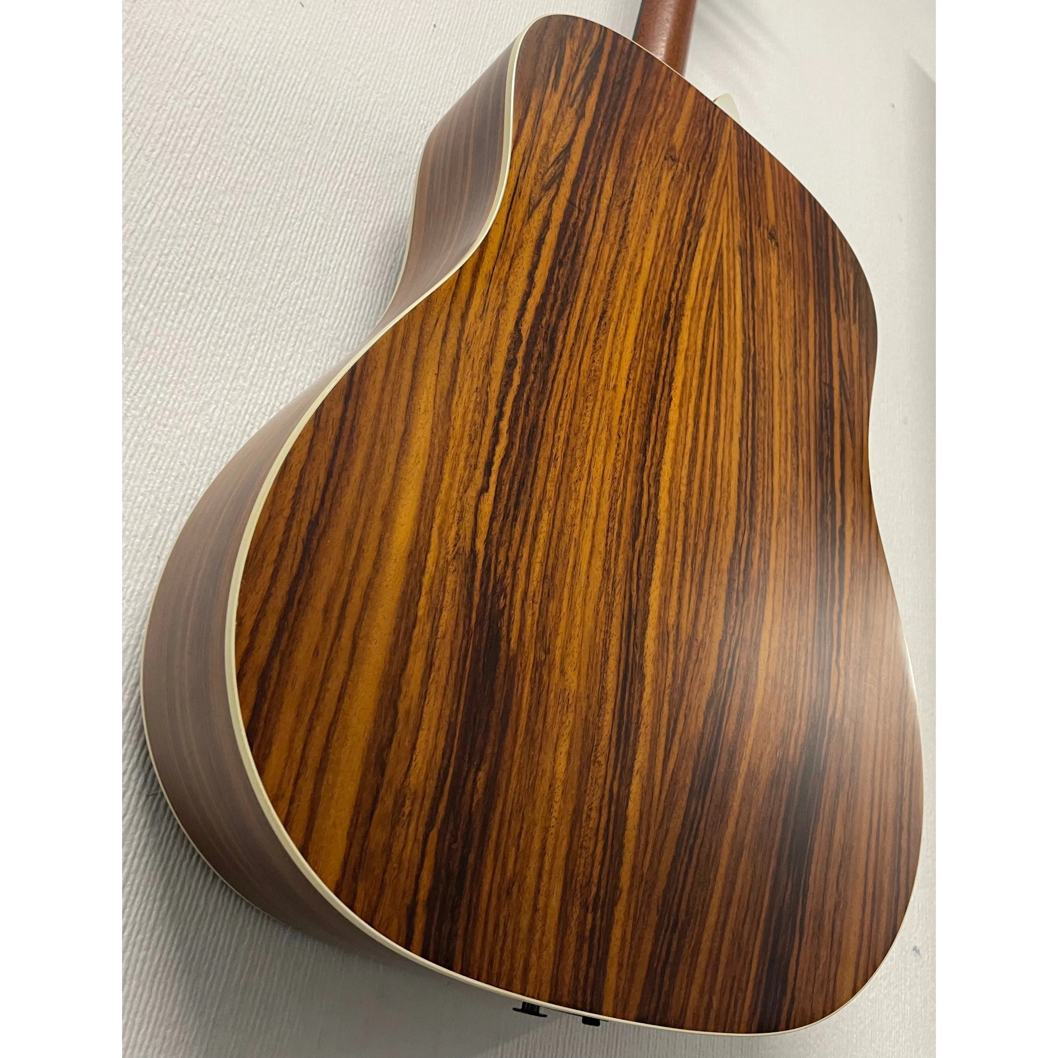 Taylor 210e-SB Deluxe Dreadnought Electro Acoustic in Sunburst with Original Gigbag Pre-Owned