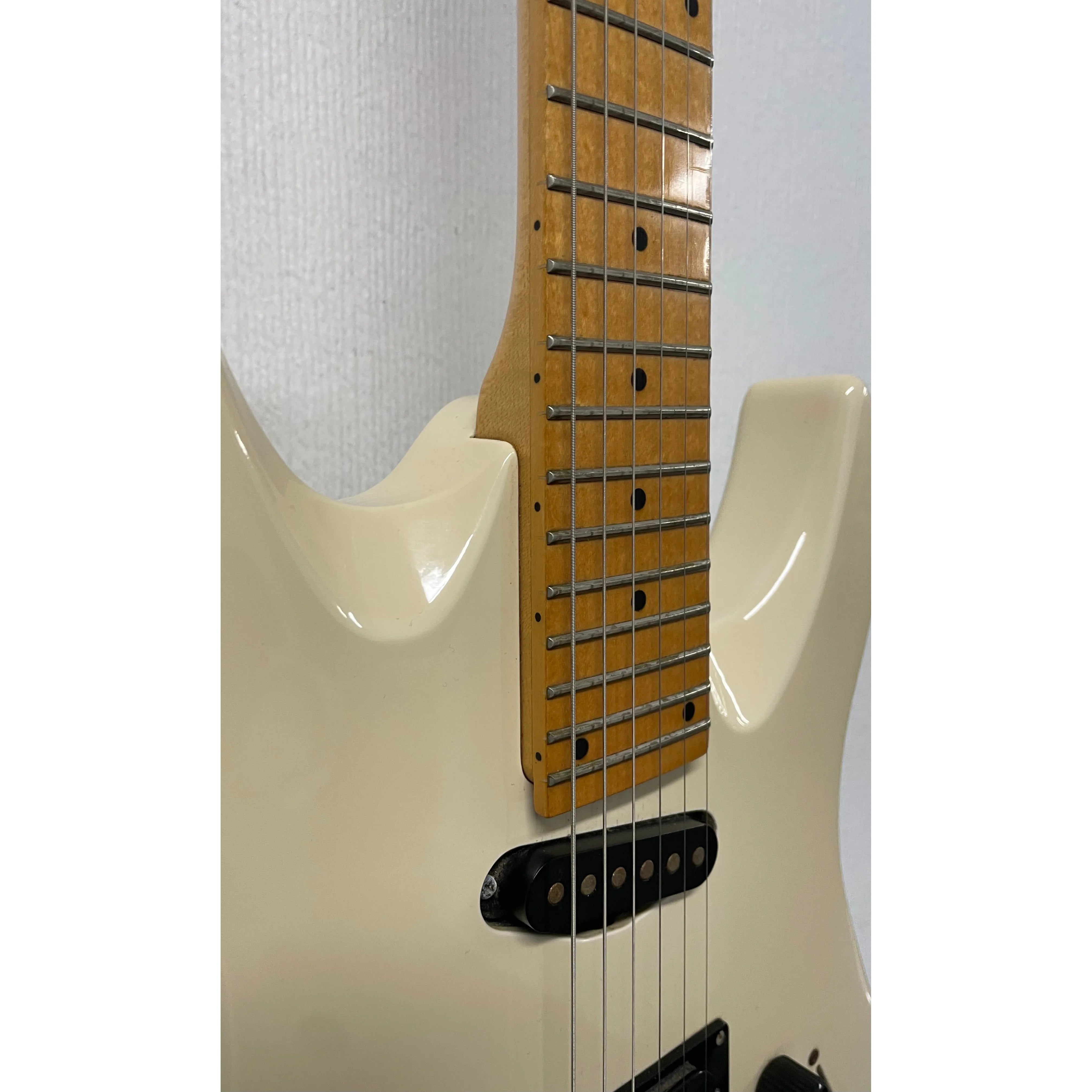 Yamaha RGZ 211M Electric Guitar with Damaged Lock-in Tremelo System Pre-Owned