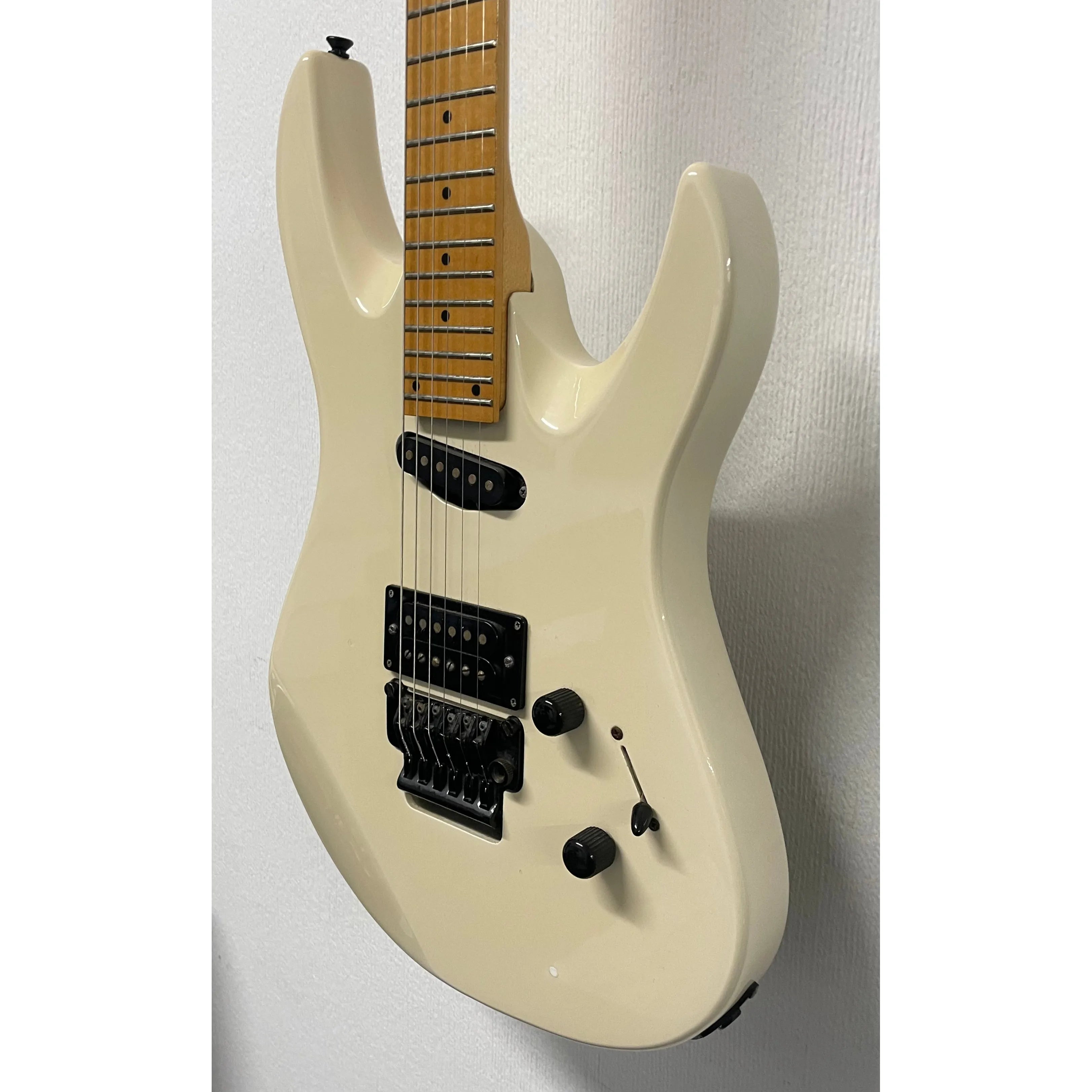 Yamaha RGZ 211M Electric Guitar with Damaged Lock-in Tremelo System Pre-Owned