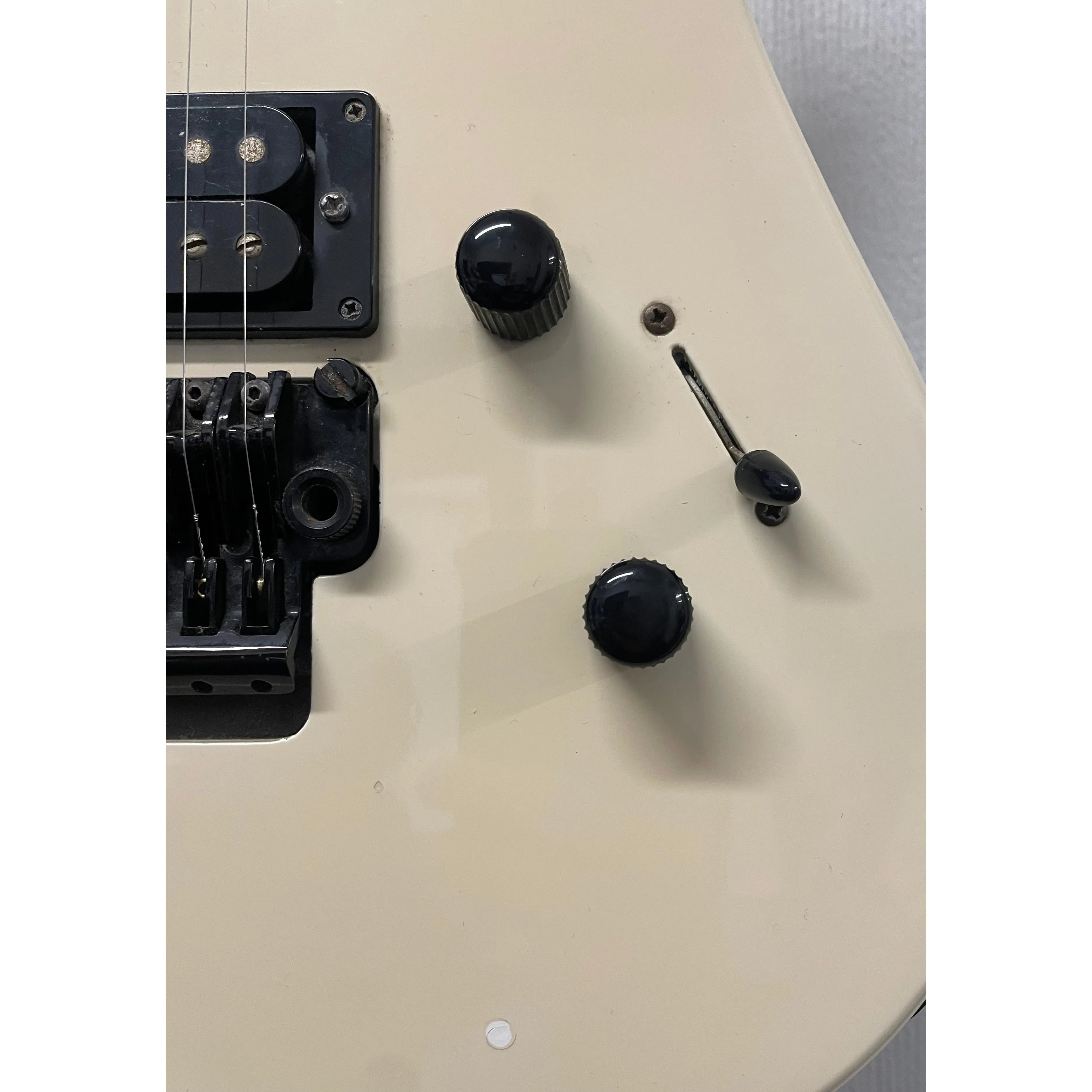 Yamaha RGZ 211M Electric Guitar with Damaged Lock-in Tremelo System Pre-Owned