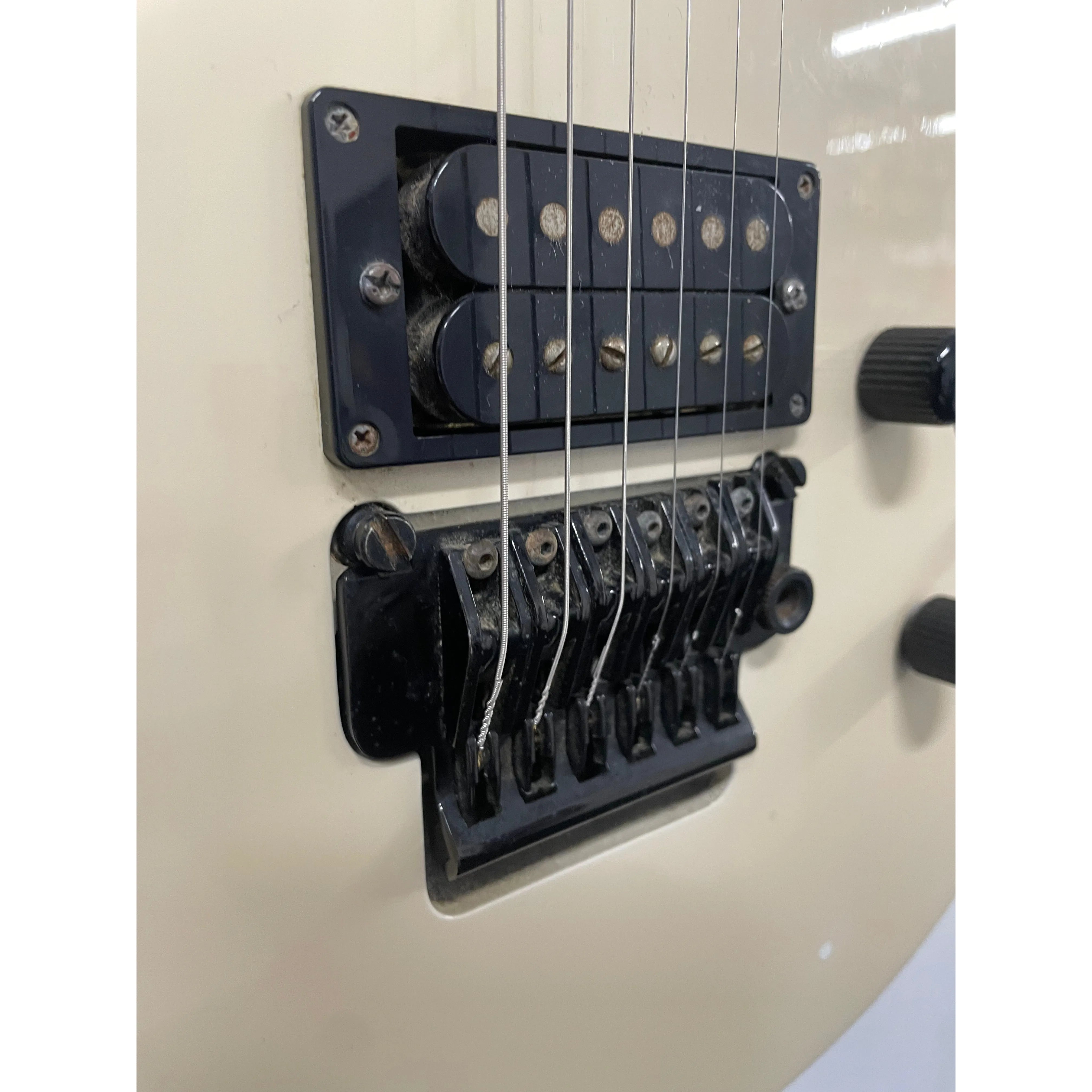 Yamaha RGZ 211M Electric Guitar with Damaged Lock-in Tremelo System Pre-Owned