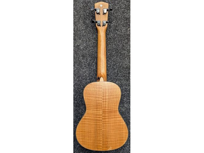 ISUZI QM-C Quilted Maple Concert Ukulele and Gigbag Pre-Owned