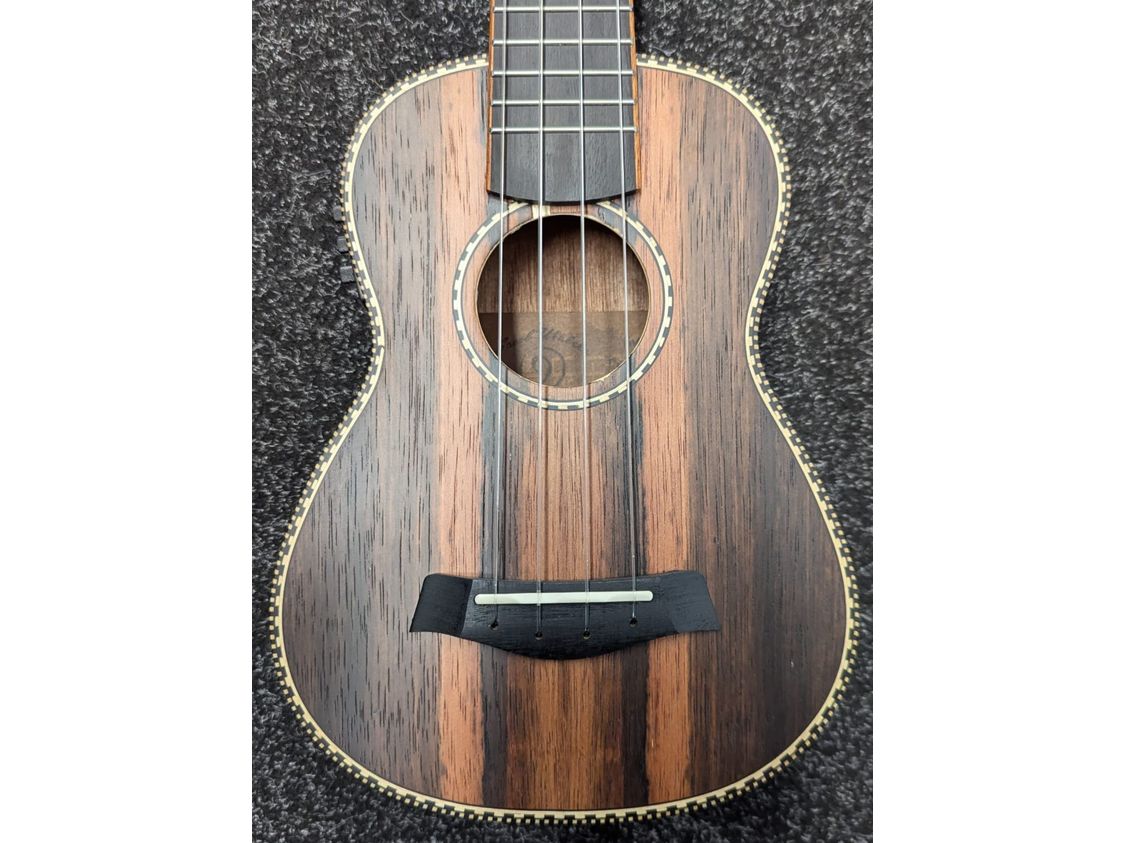 Snail Soprano Ukulele Ebony UKS-E220EQ